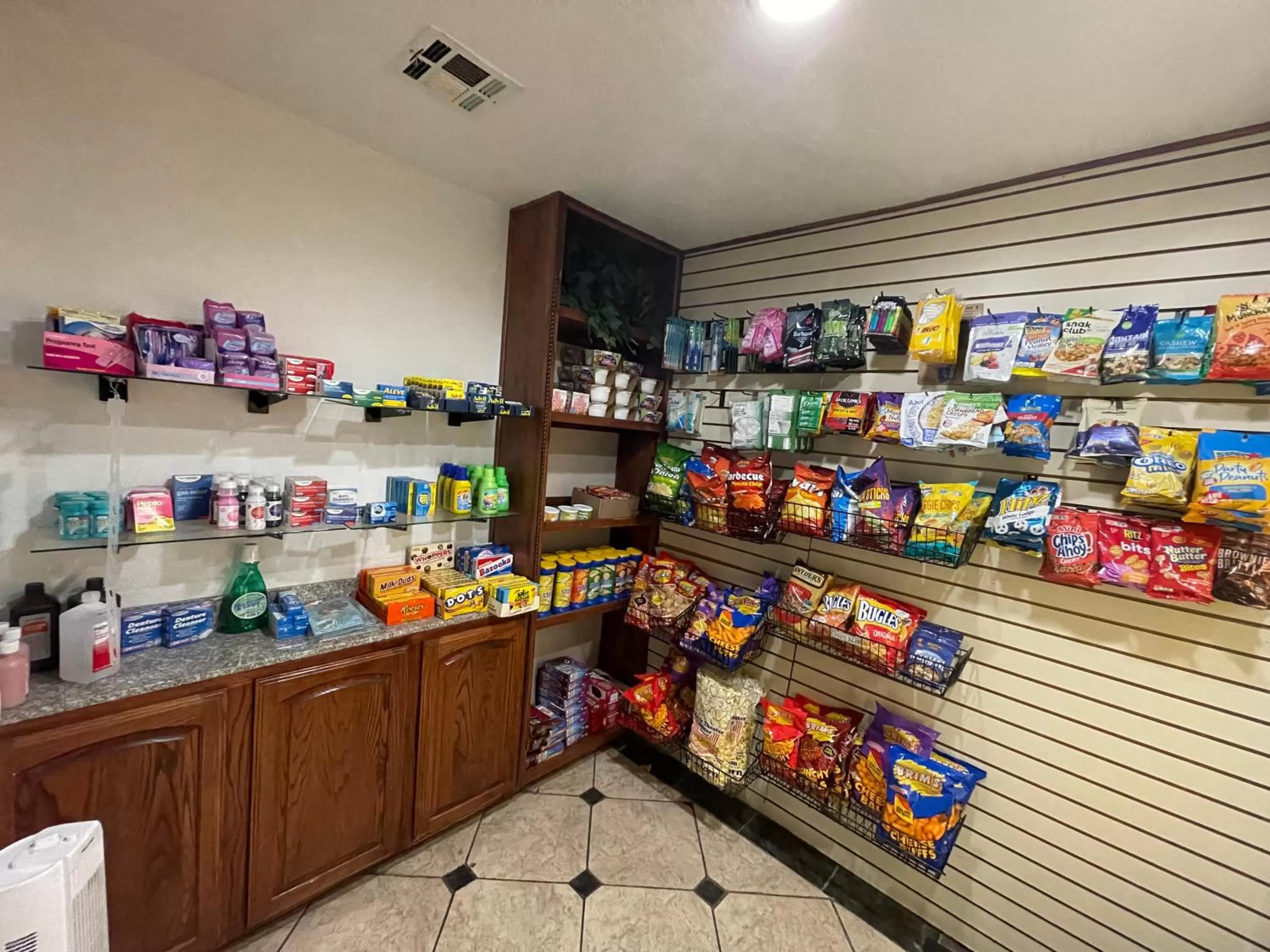 On-site shops in Ramada by Wyndham Oklahoma City Airport North