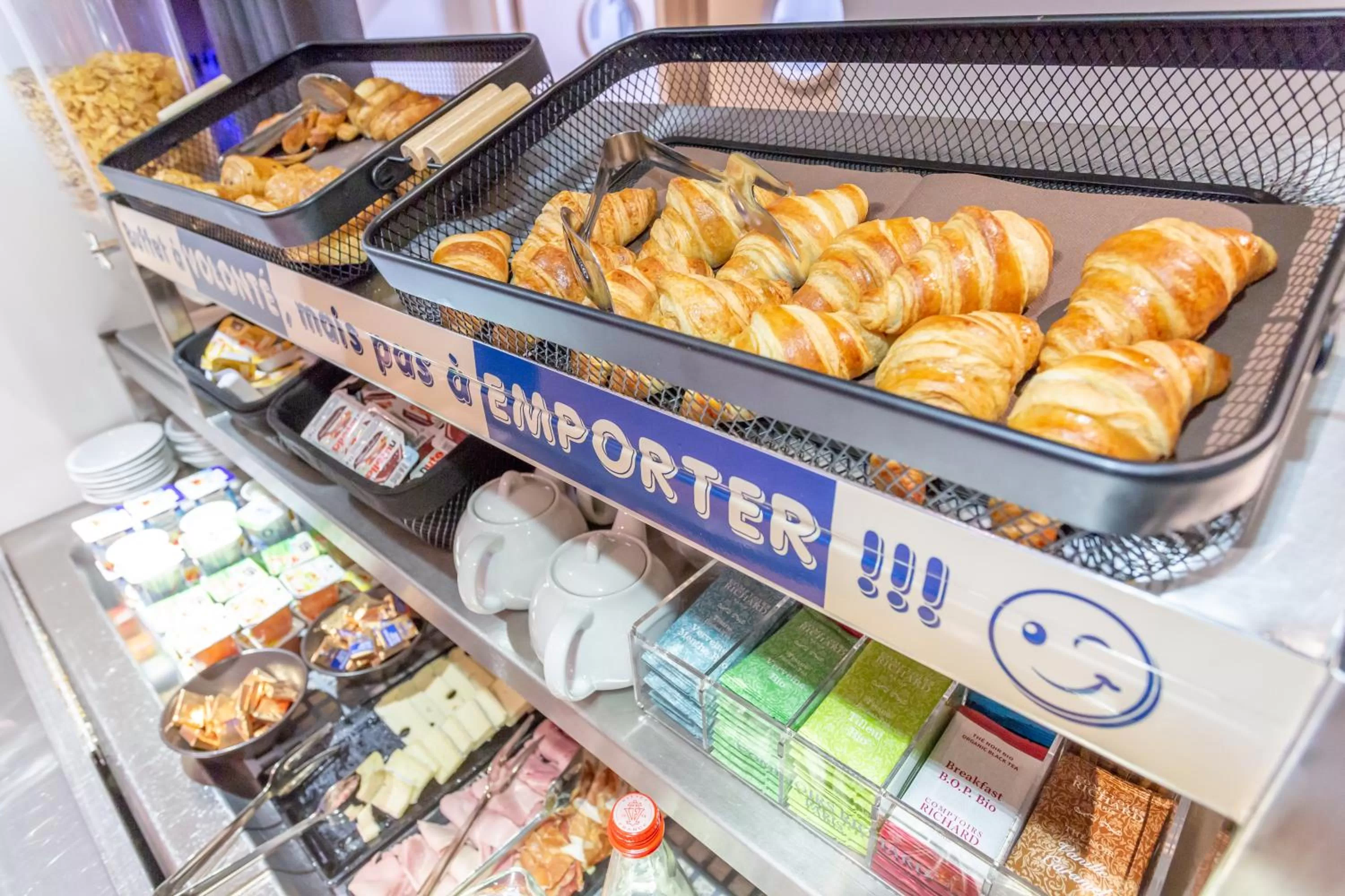 Breakfast in Hôtel The Originals City Le Berry - proche centre-ville - Gare - parking - recharge véhicule