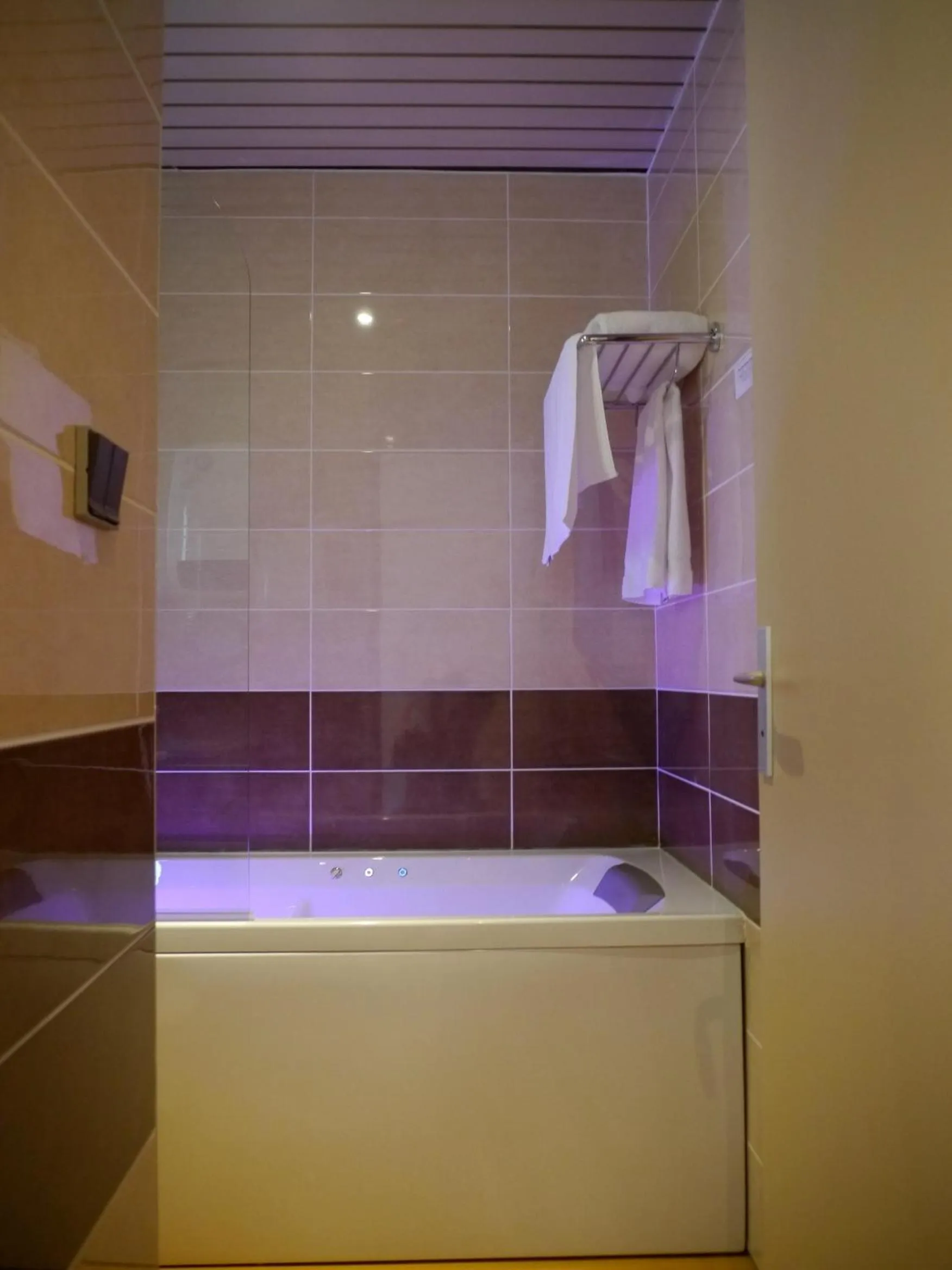 Bathroom in Hôtel Le Barry, Toulouse Nord