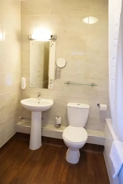 Bathroom in The Swan Hotel Wetherspoon
