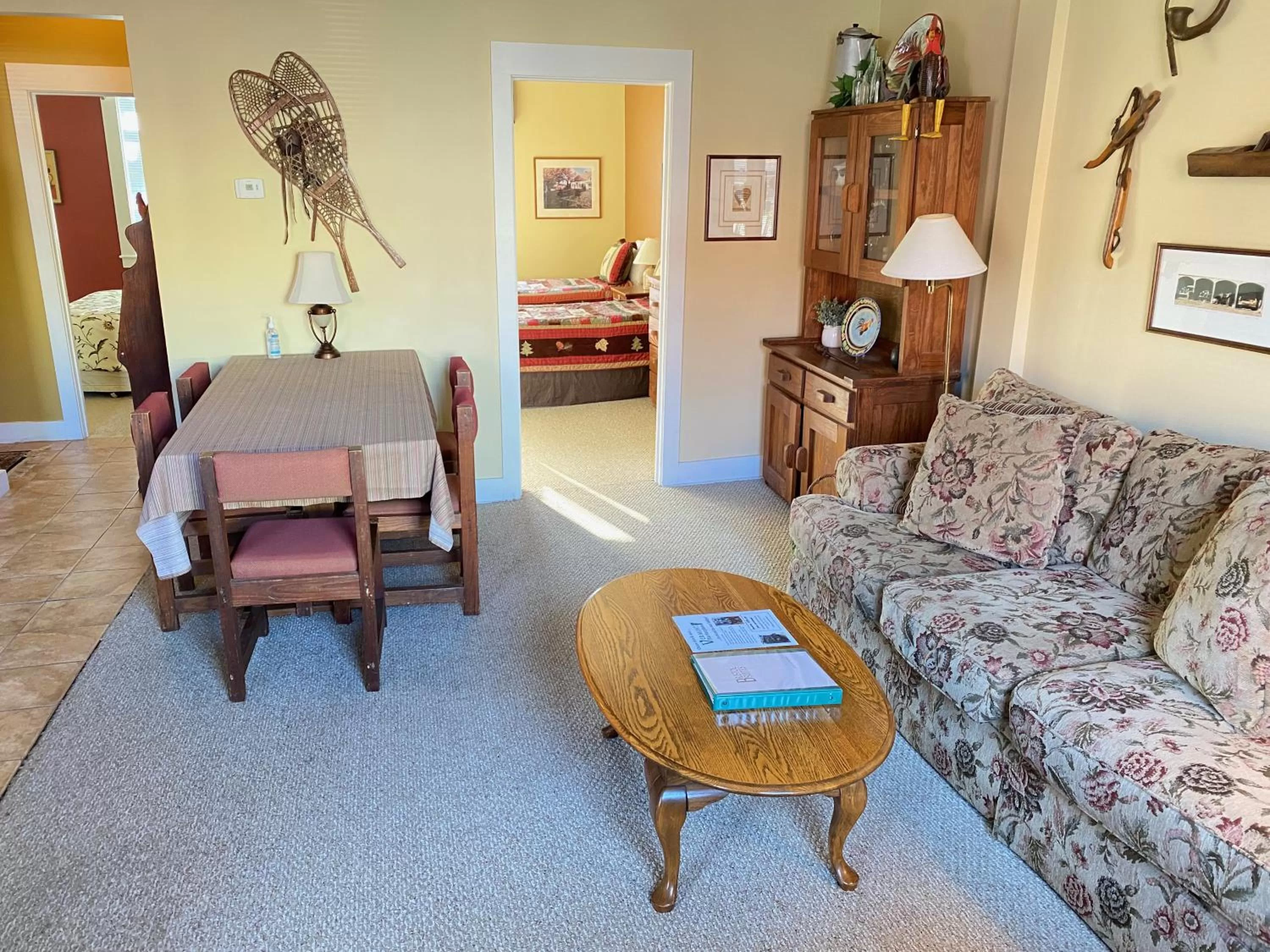 Living room, Seating Area in Bristol Suites