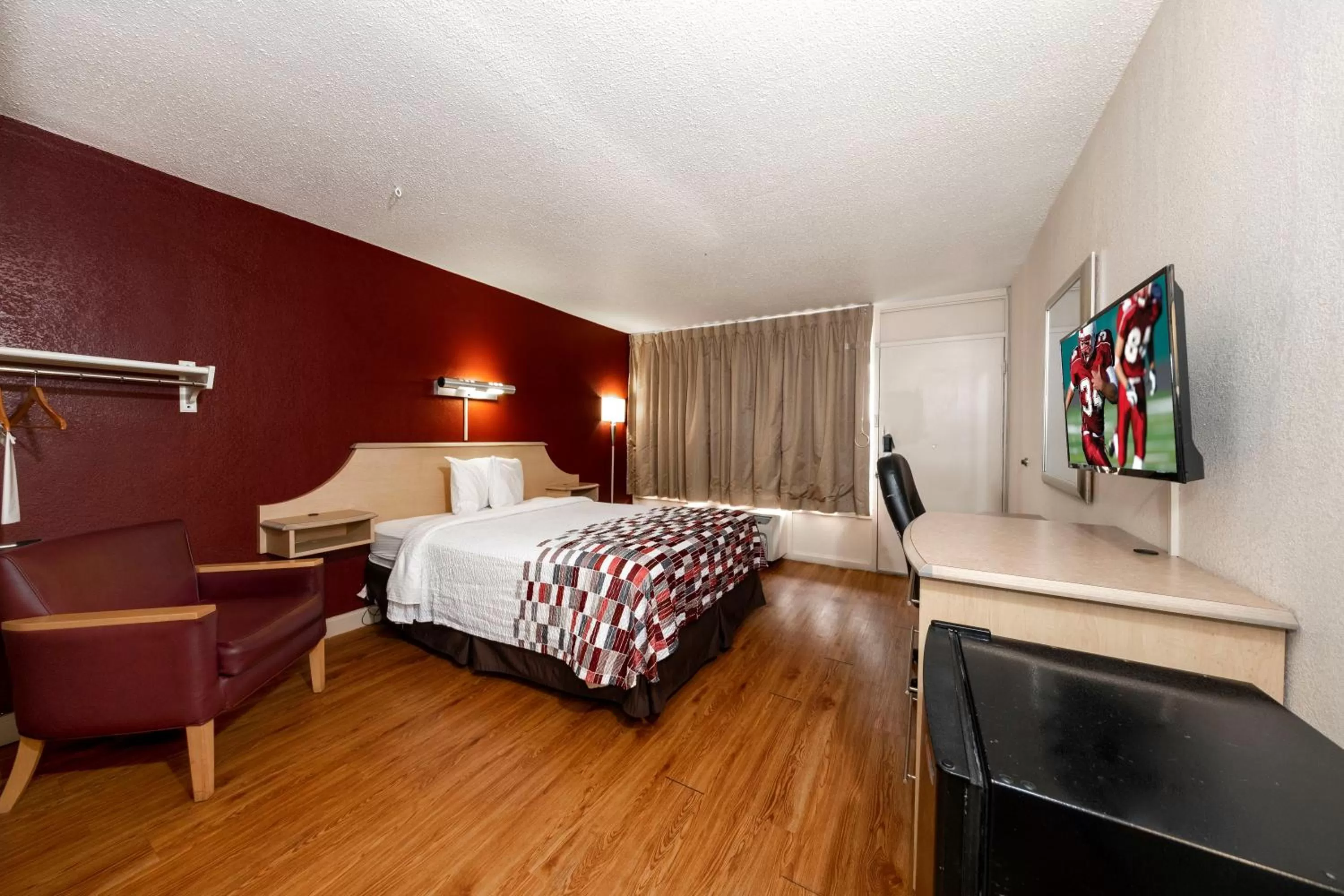 Photo of the whole room, Bed in Red Roof Inn & Suites Wytheville