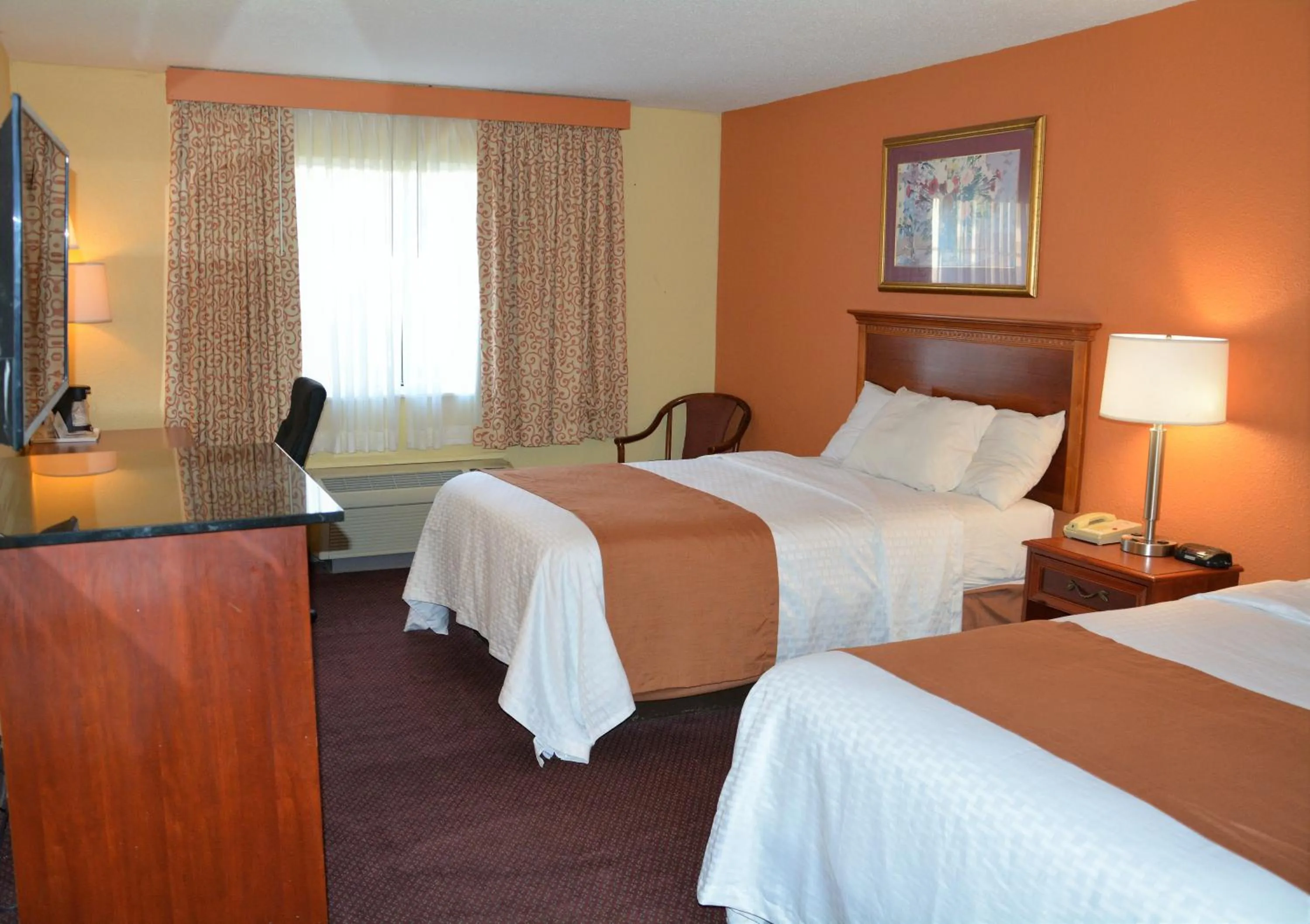 Photo of the whole room, Bed in Columbus Grand Hotel & Banquet Center