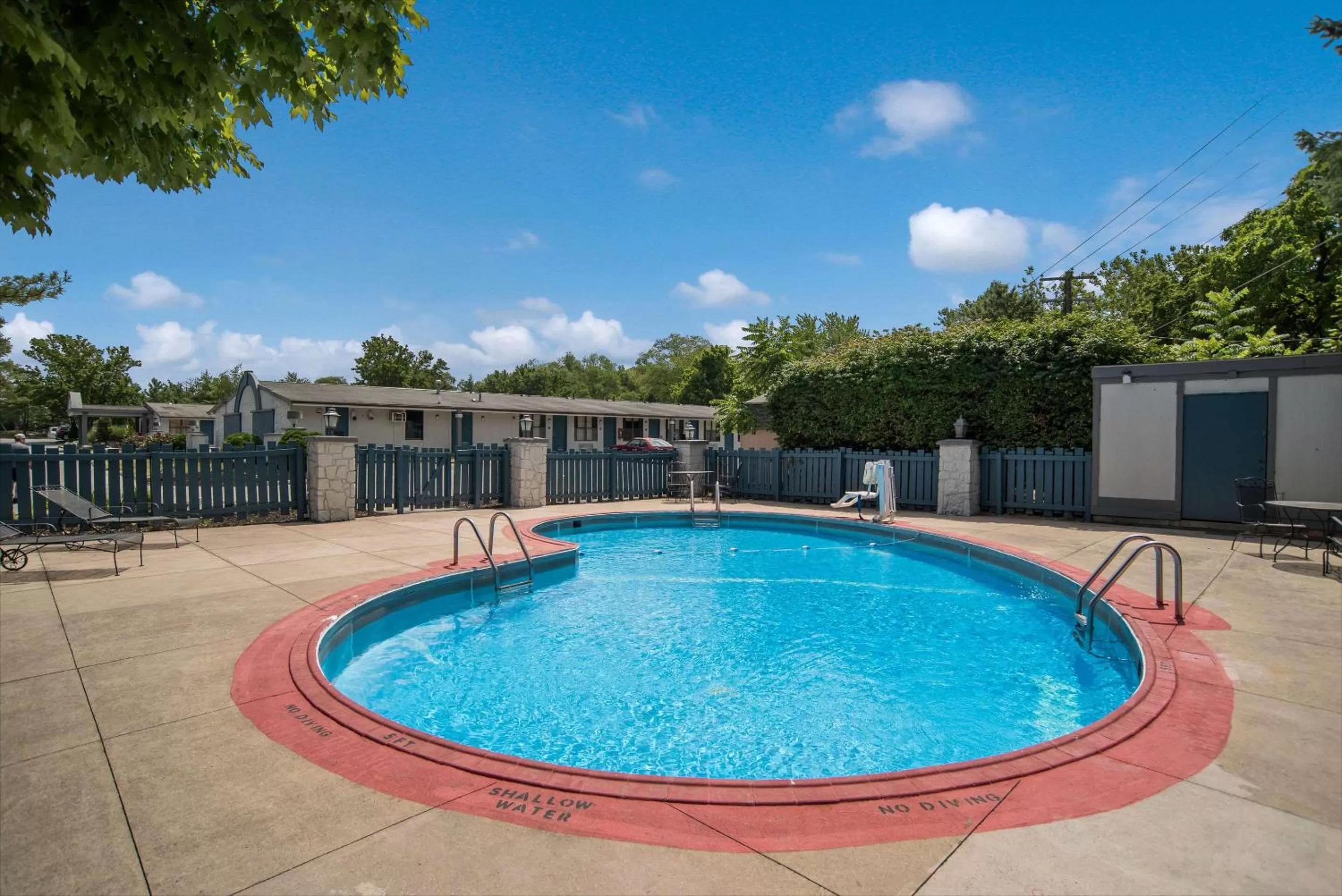 Swimming pool in Rodeway Inn Carlisle North