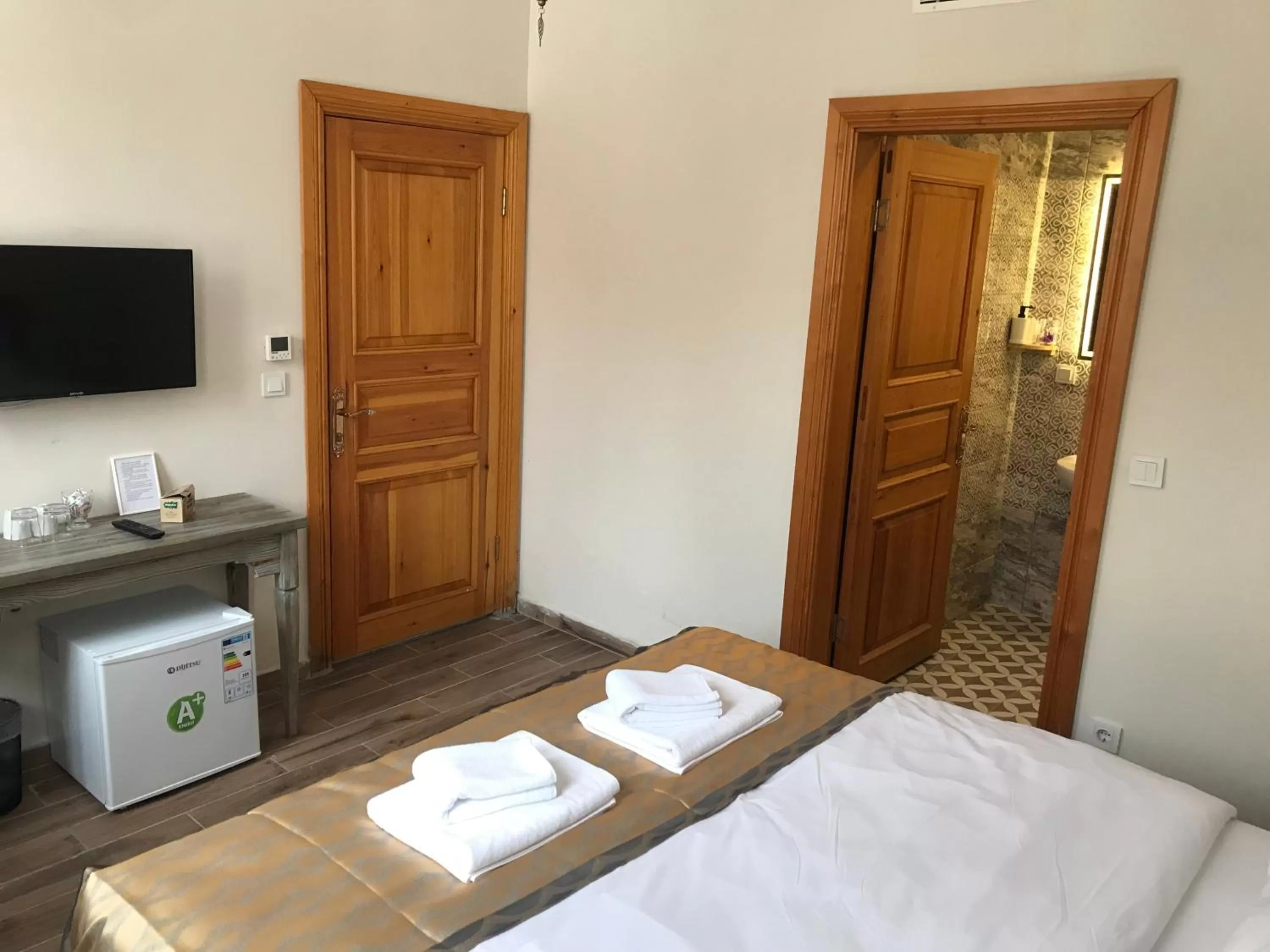 Massage, Bed in Green Mansion