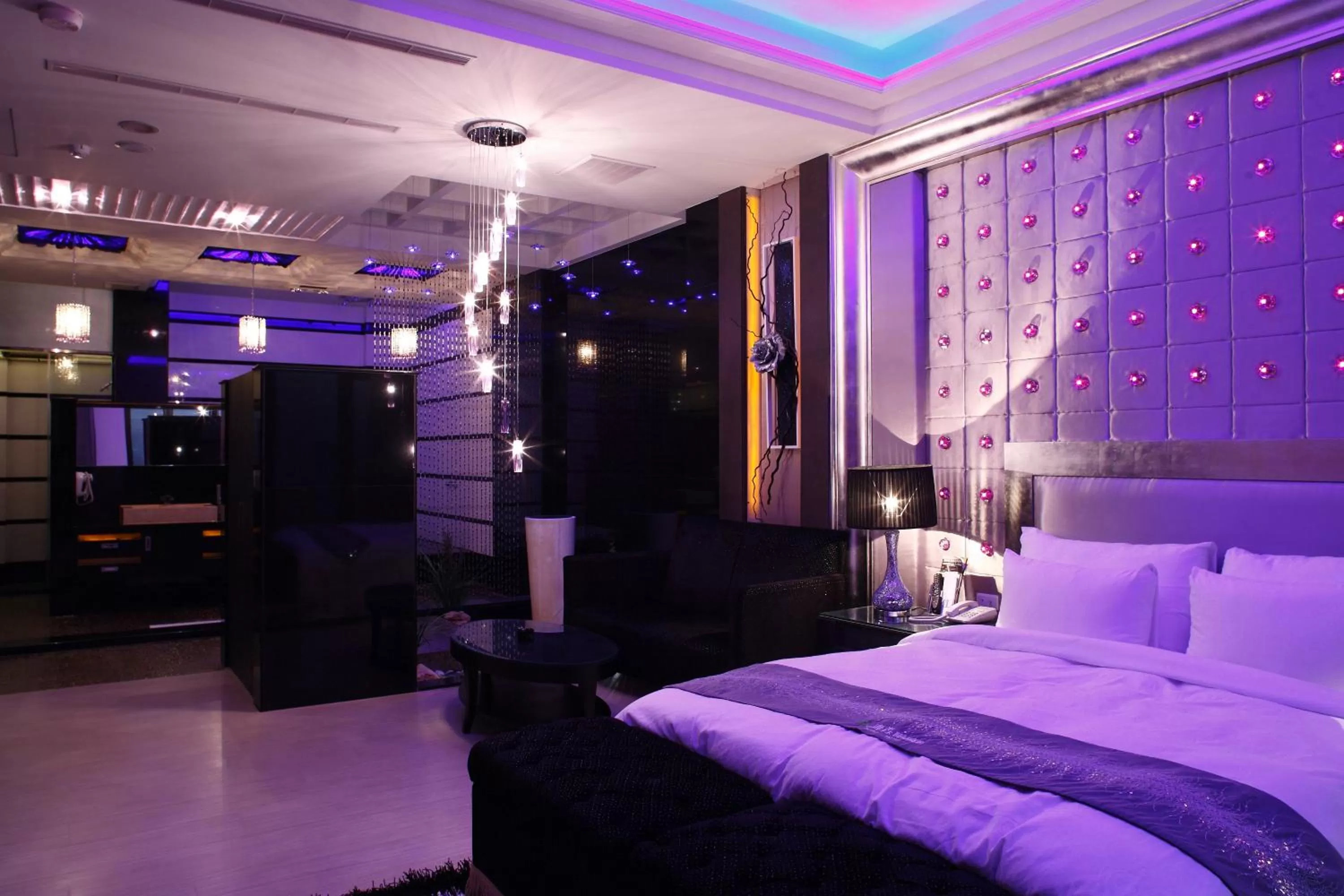 Photo of the whole room, Bed in Dryad Motel