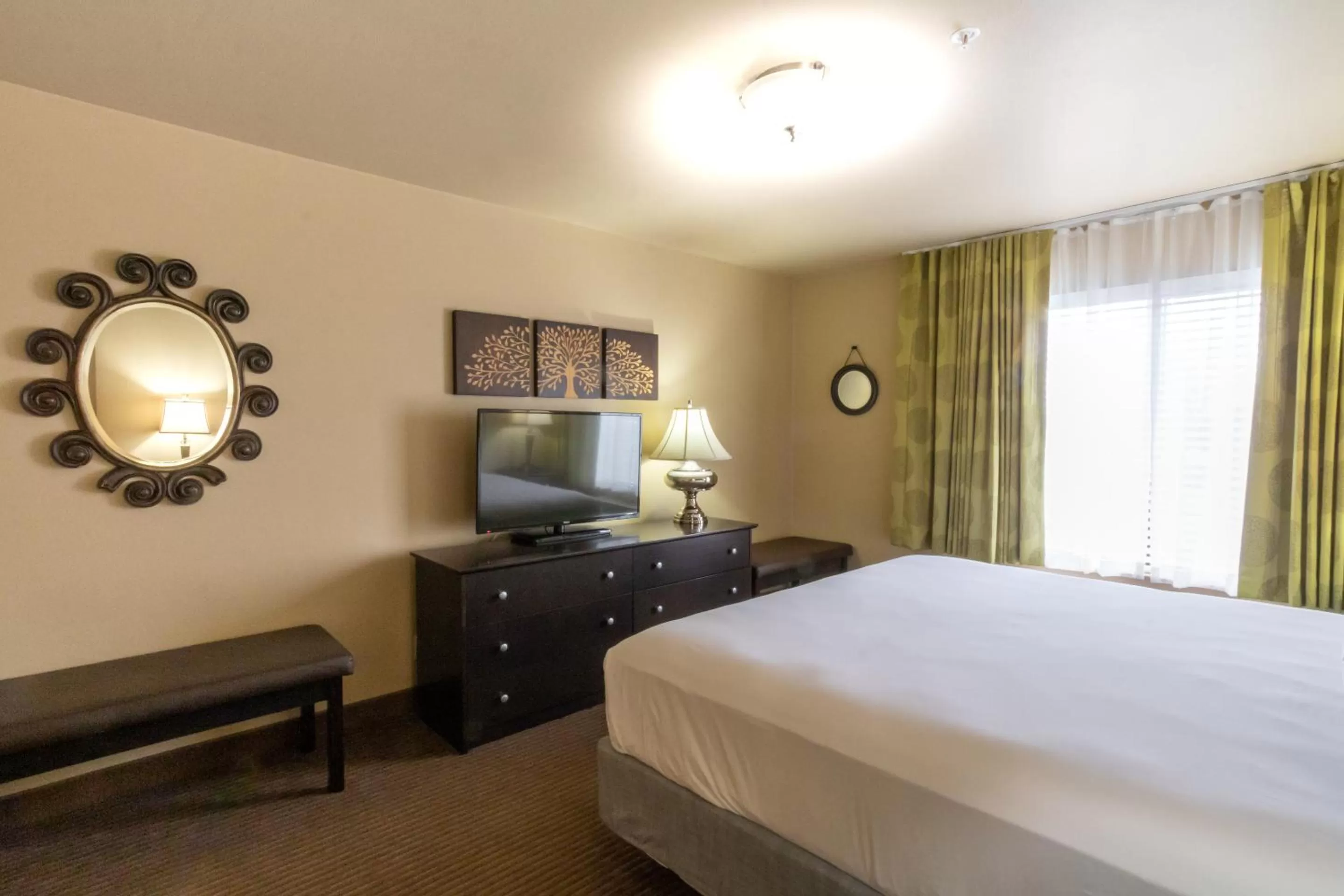 Bedroom, Bed in Oxford Suites Portland - Jantzen Beach