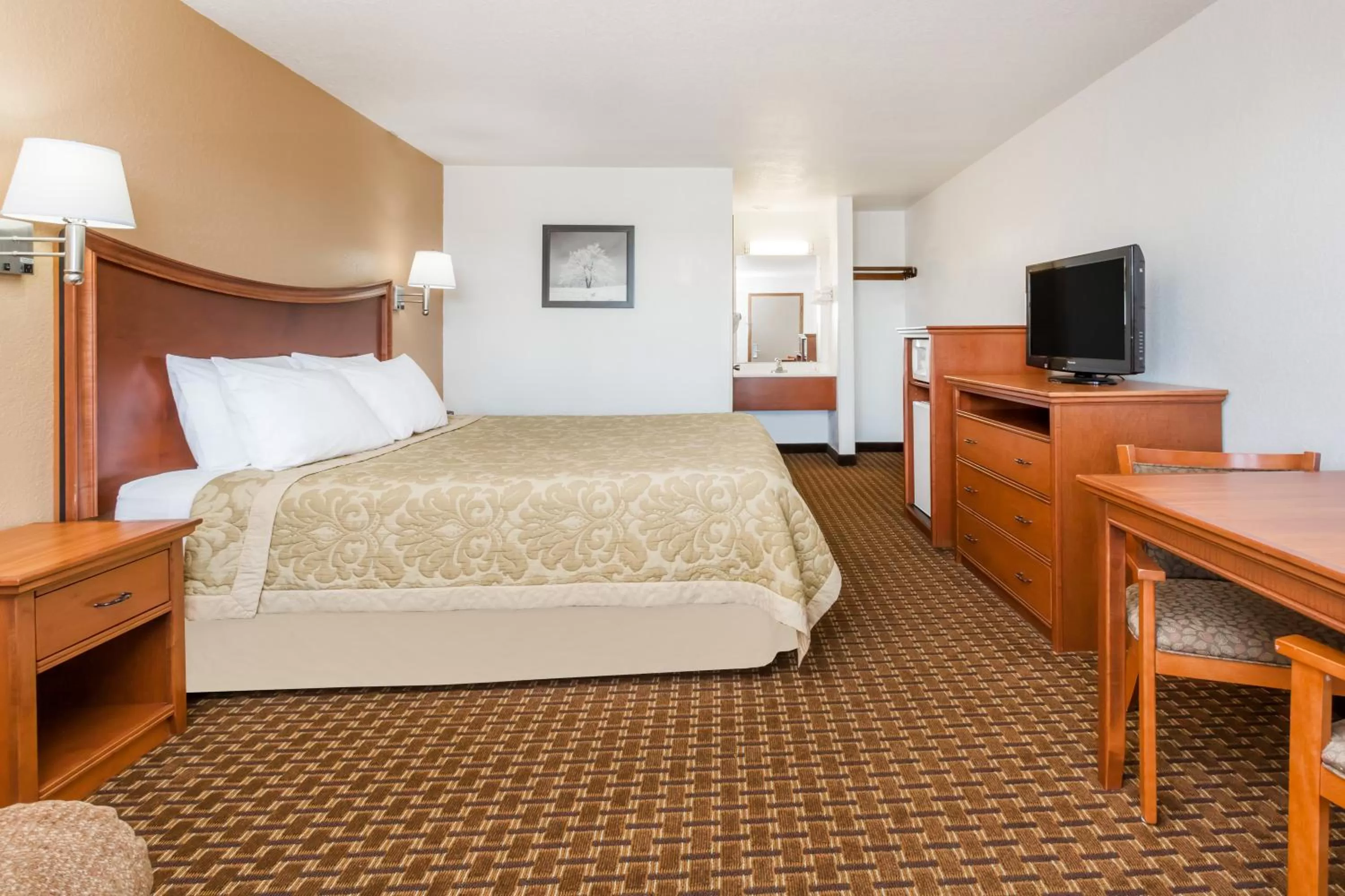 Photo of the whole room, Bed in Super 8 by Wyndham Goodland