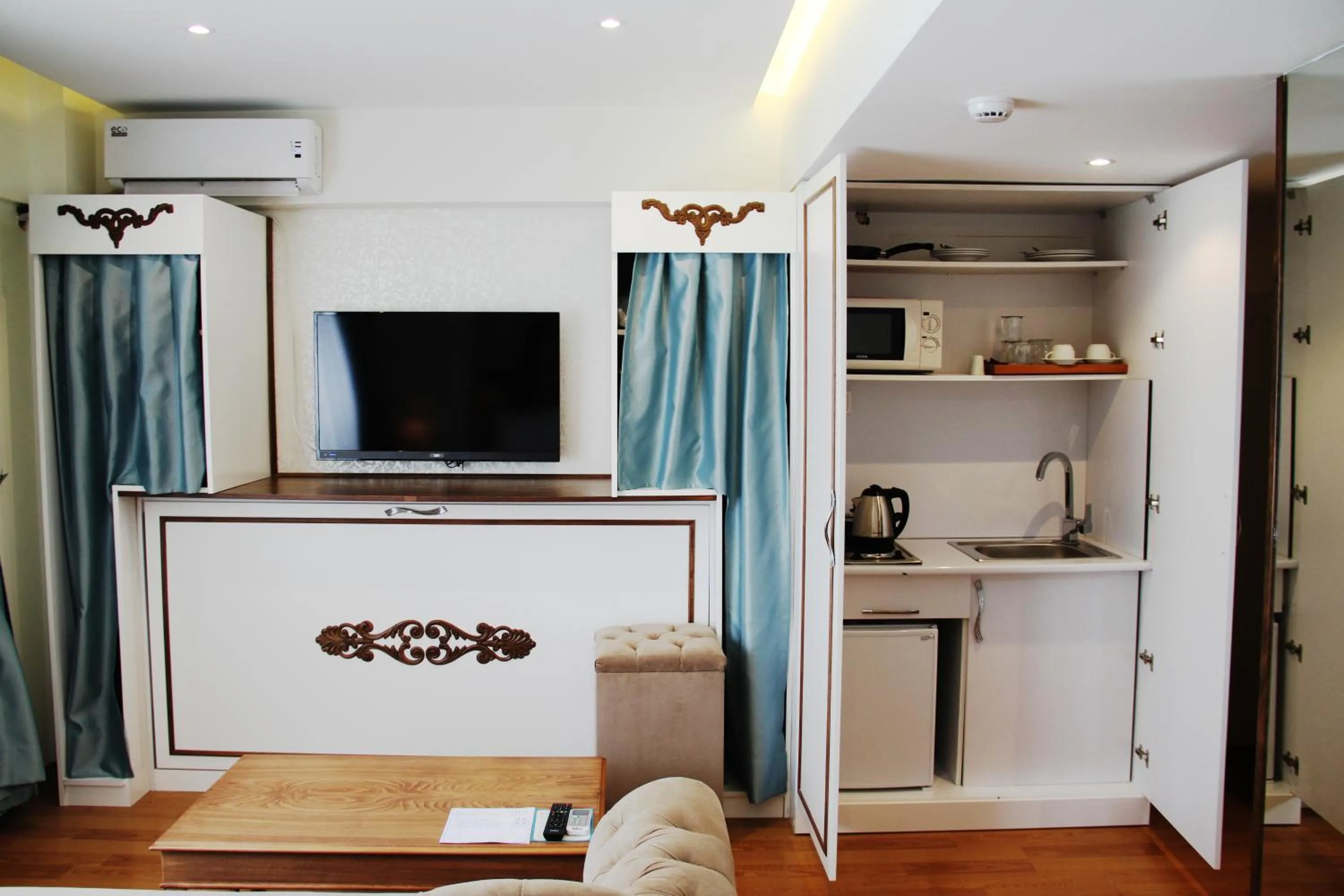 Decorative detail, TV/Entertainment Center in Elite Marmara Bosphorus&Suites