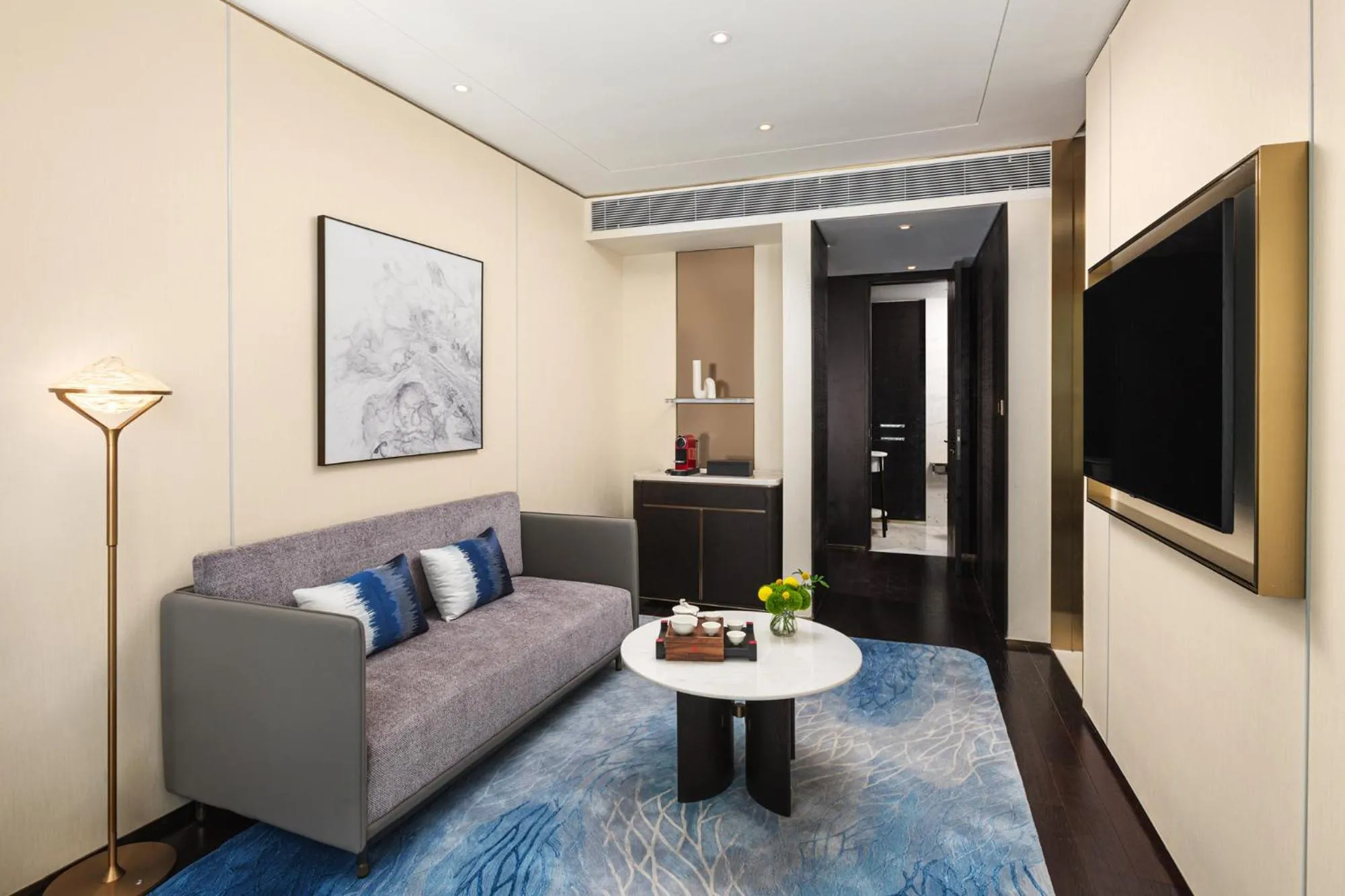 TV and multimedia in HUALUXE Shanghai Changfeng Park by IHG