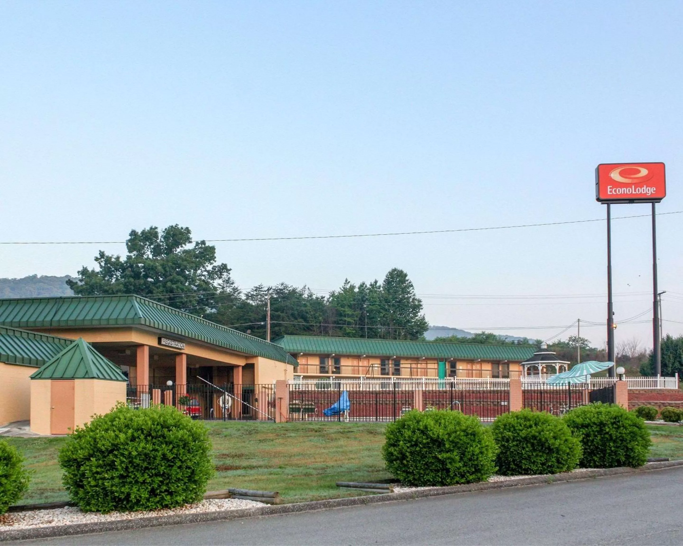 Property building in Econo Lodge Rocky Top