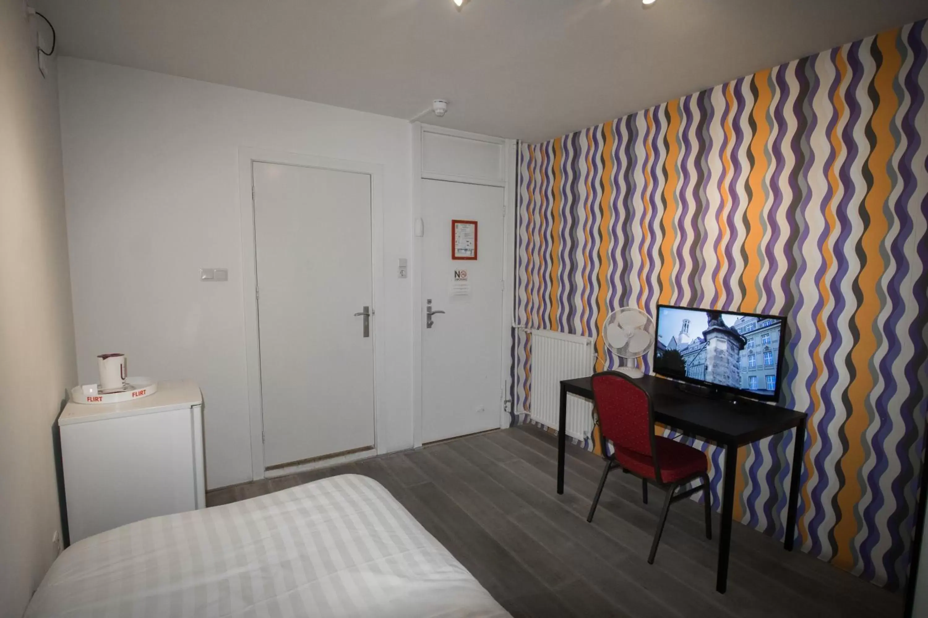 Single Room with Private Bathroom in Hotel & bar Royal taste Amsterdam Single Room with Private Bathroom in Hotel & bar Royal taste Amsterdam