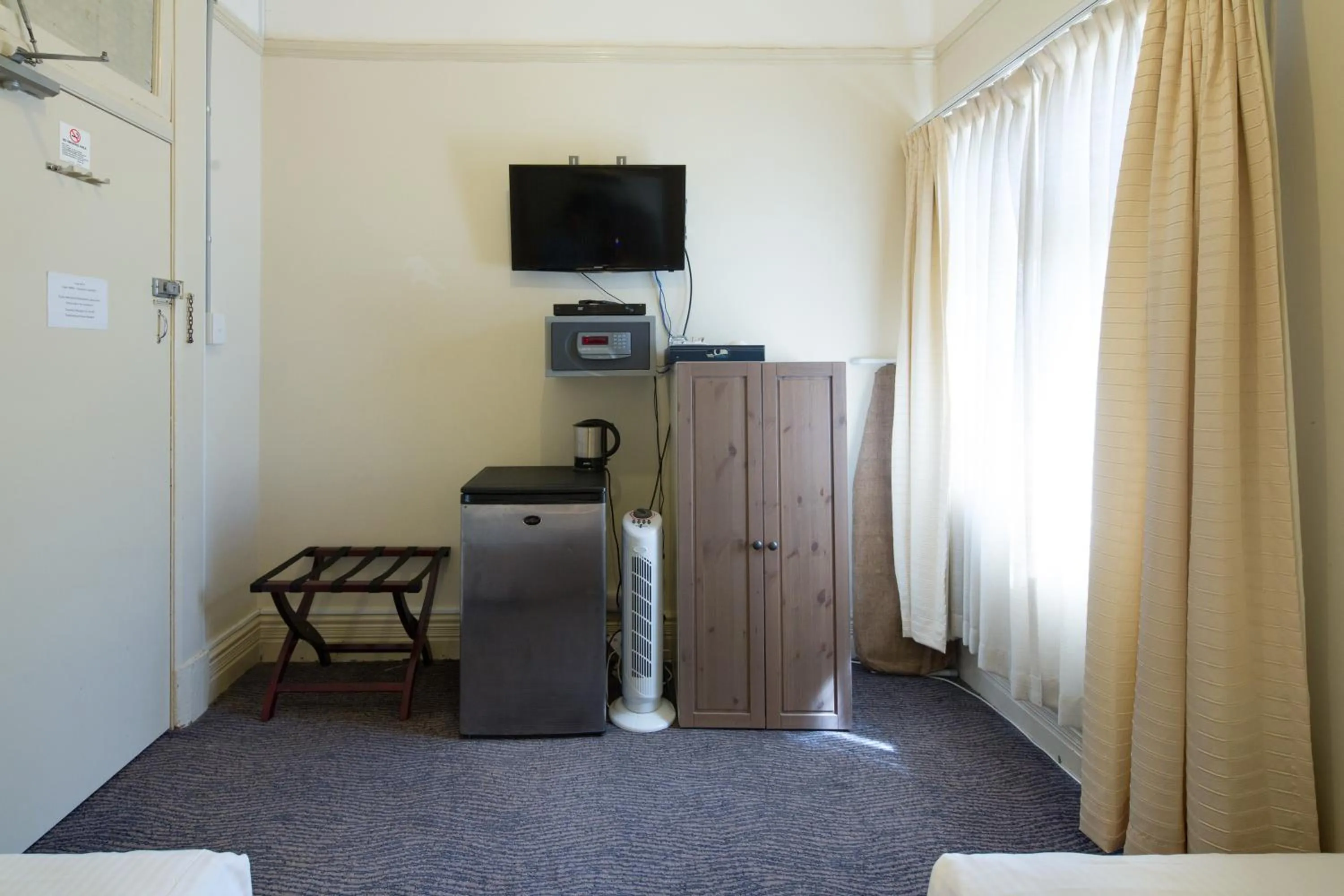 Photo of the whole room, Bed in Neutral Bay Lodge
