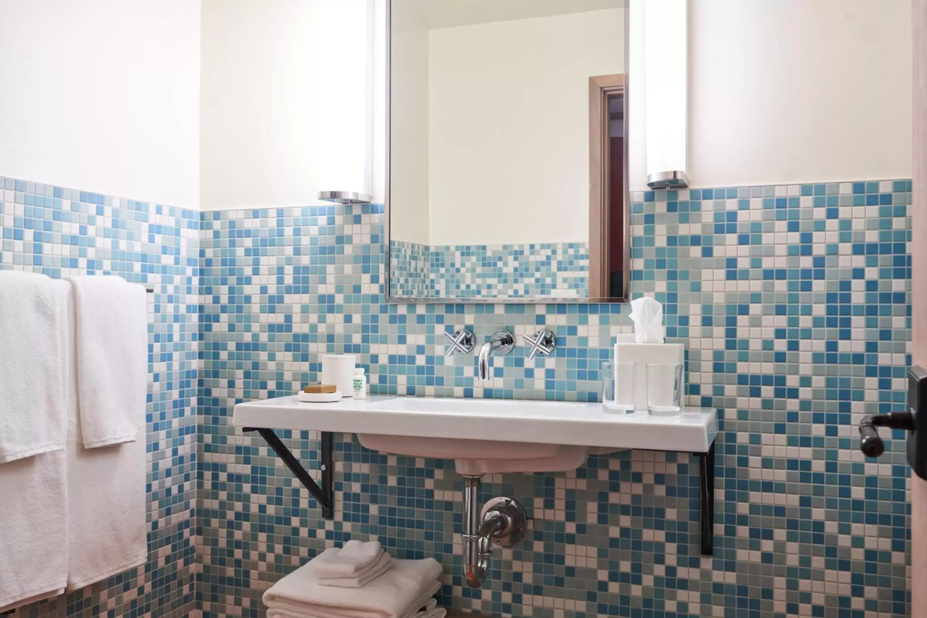 King Room with Balcony in Shady Villa Hotel King Room with Balcony in Shady Villa Hotel