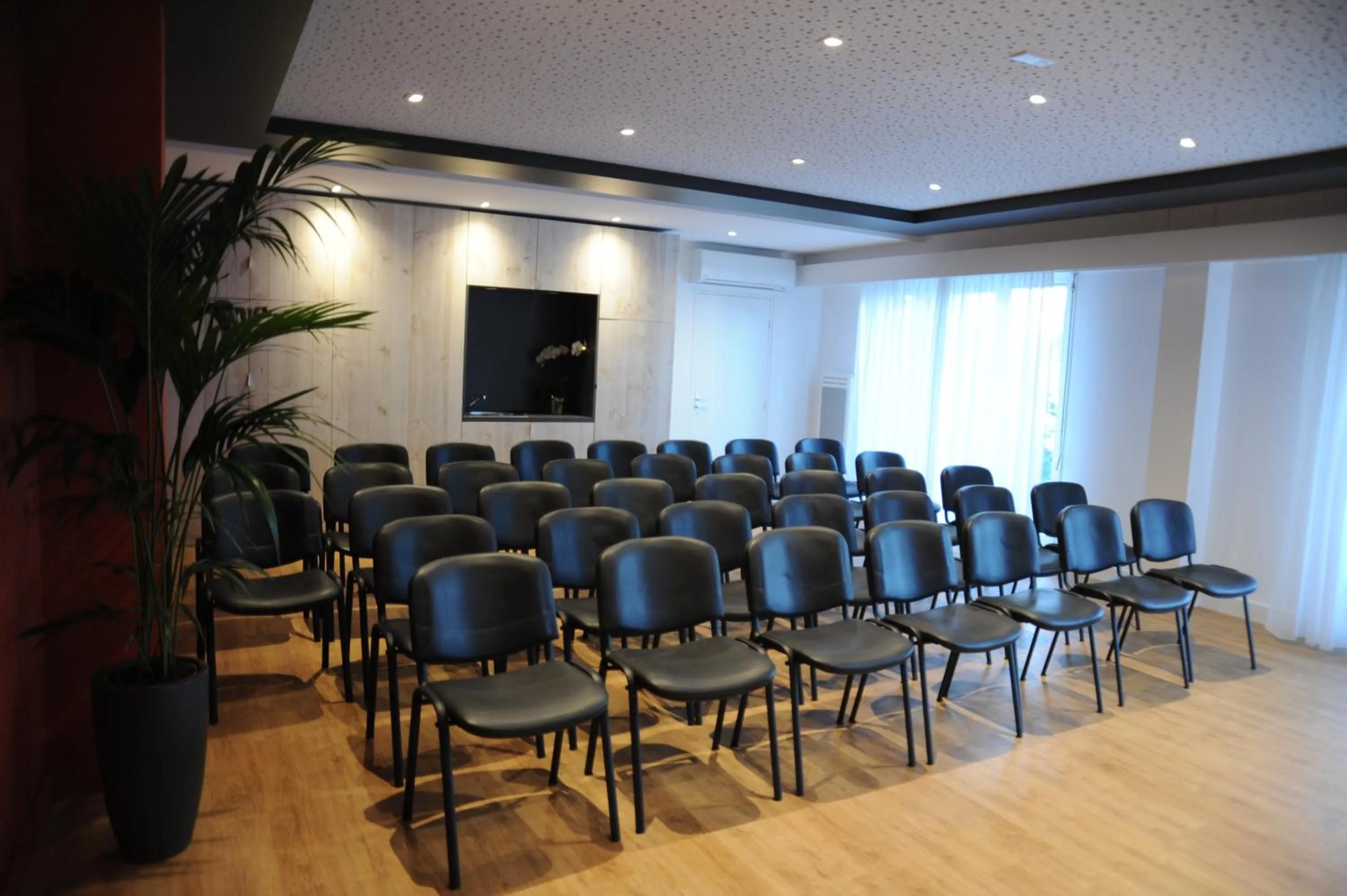 Meeting/conference room in The Originals Boutique, Hôtel Admiral's, Les Sables-d'Olonne