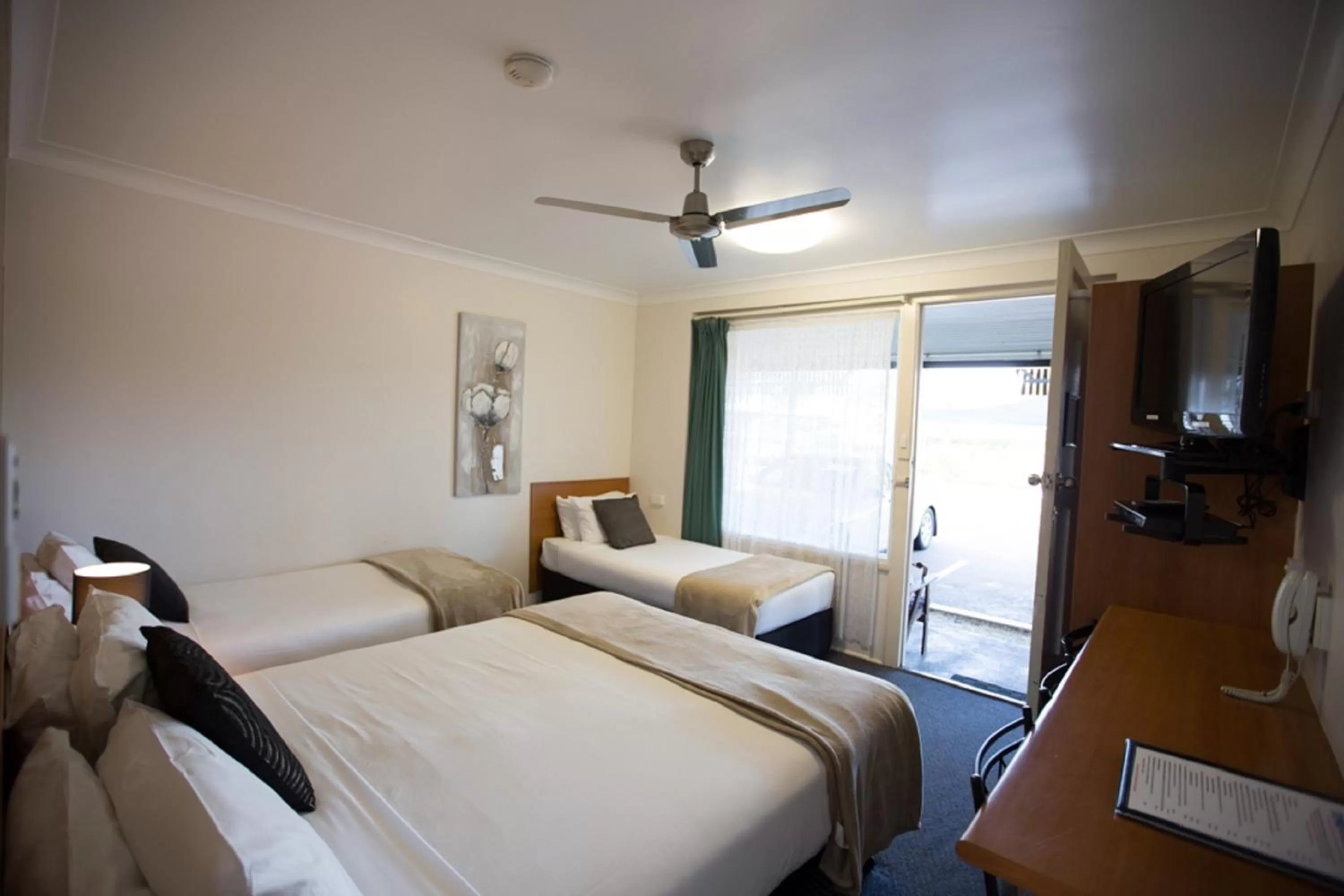 Bed in David Motor Inn