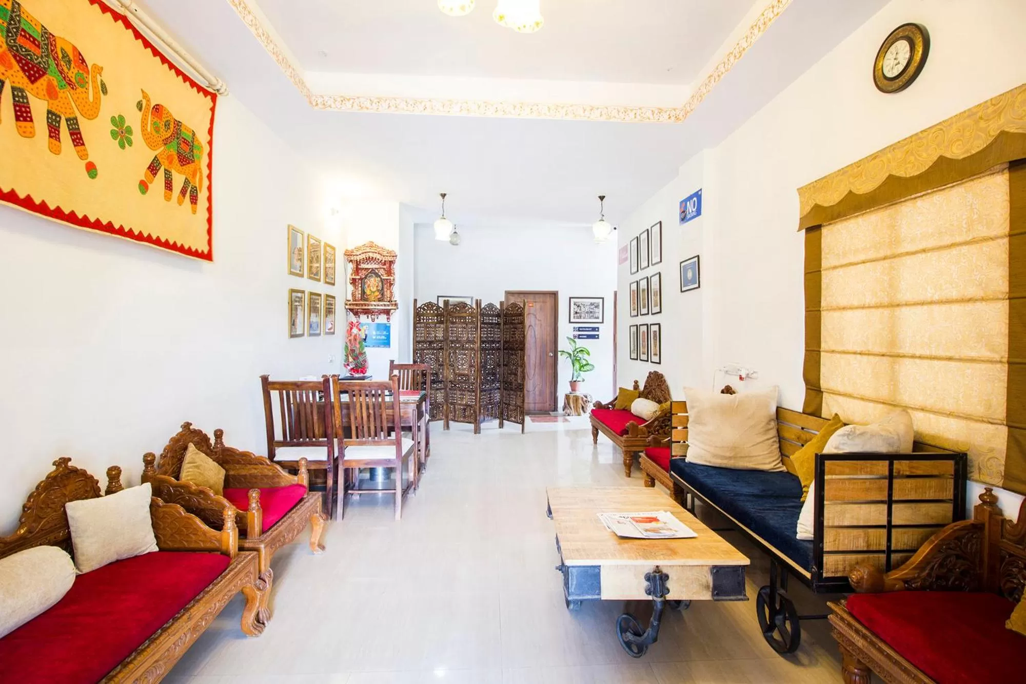 Lobby or reception in Hotel Raj Kothi Jaipur airport