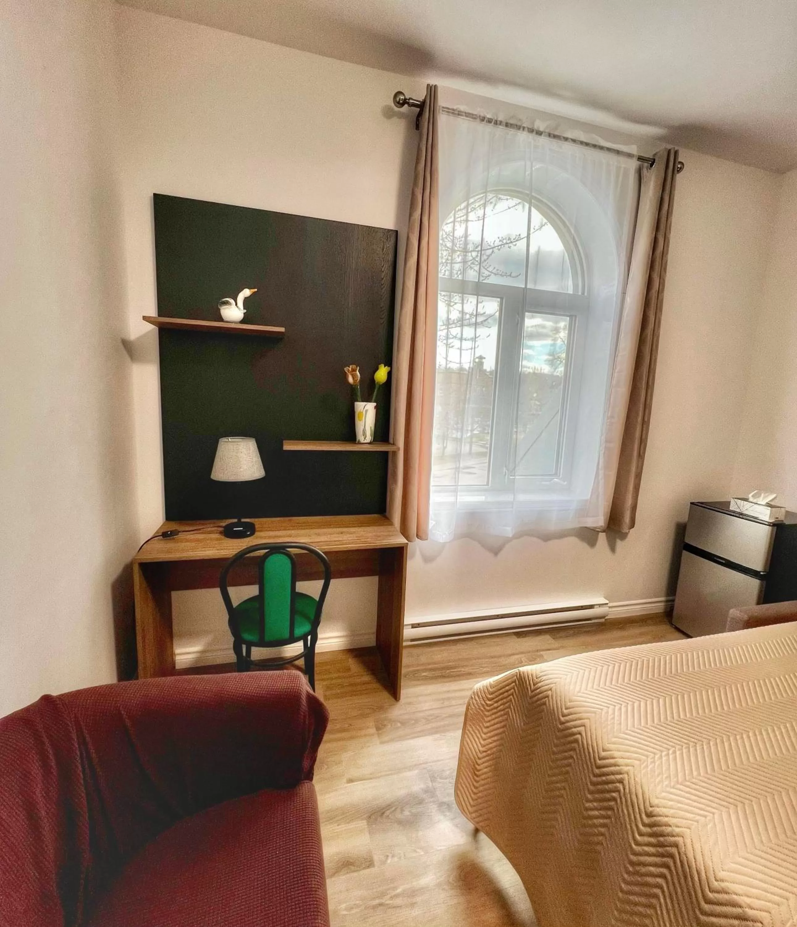 Seating area, Bed in Auberge Le St-Alexis