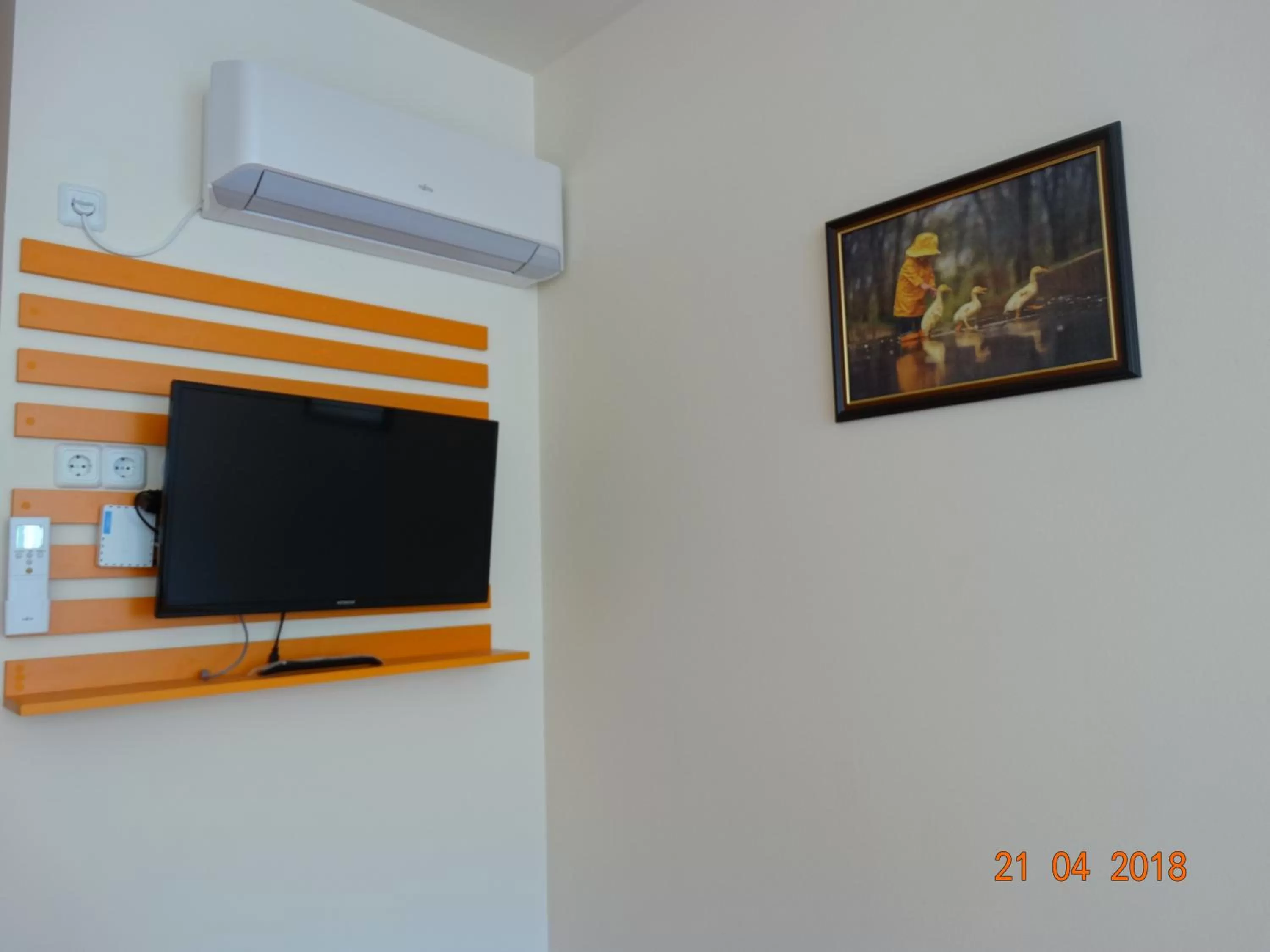 Communal lounge/ TV room in Hotel Lago Peshtera