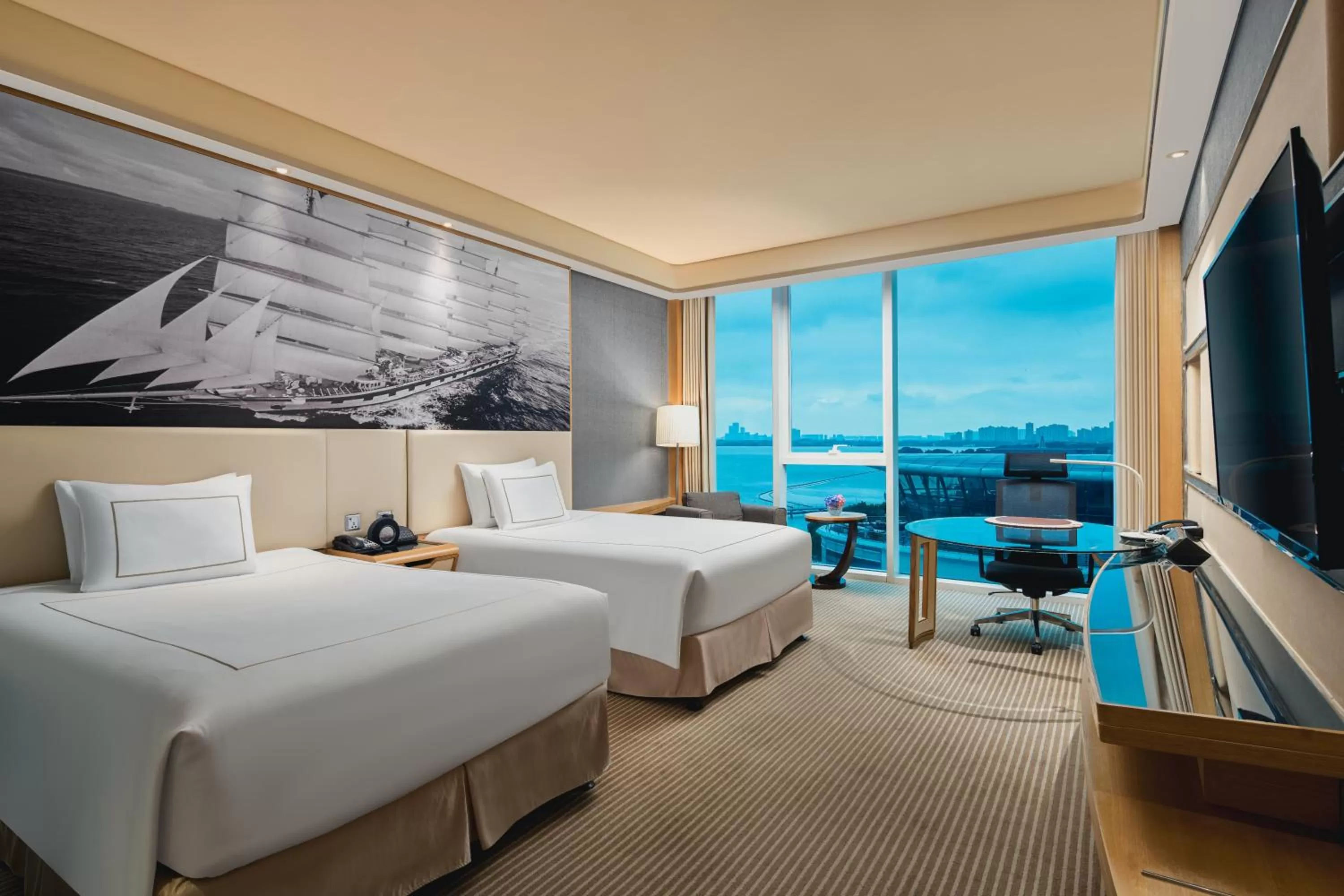 Lake view, Bed in Crowne Plaza Suzhou by IHG