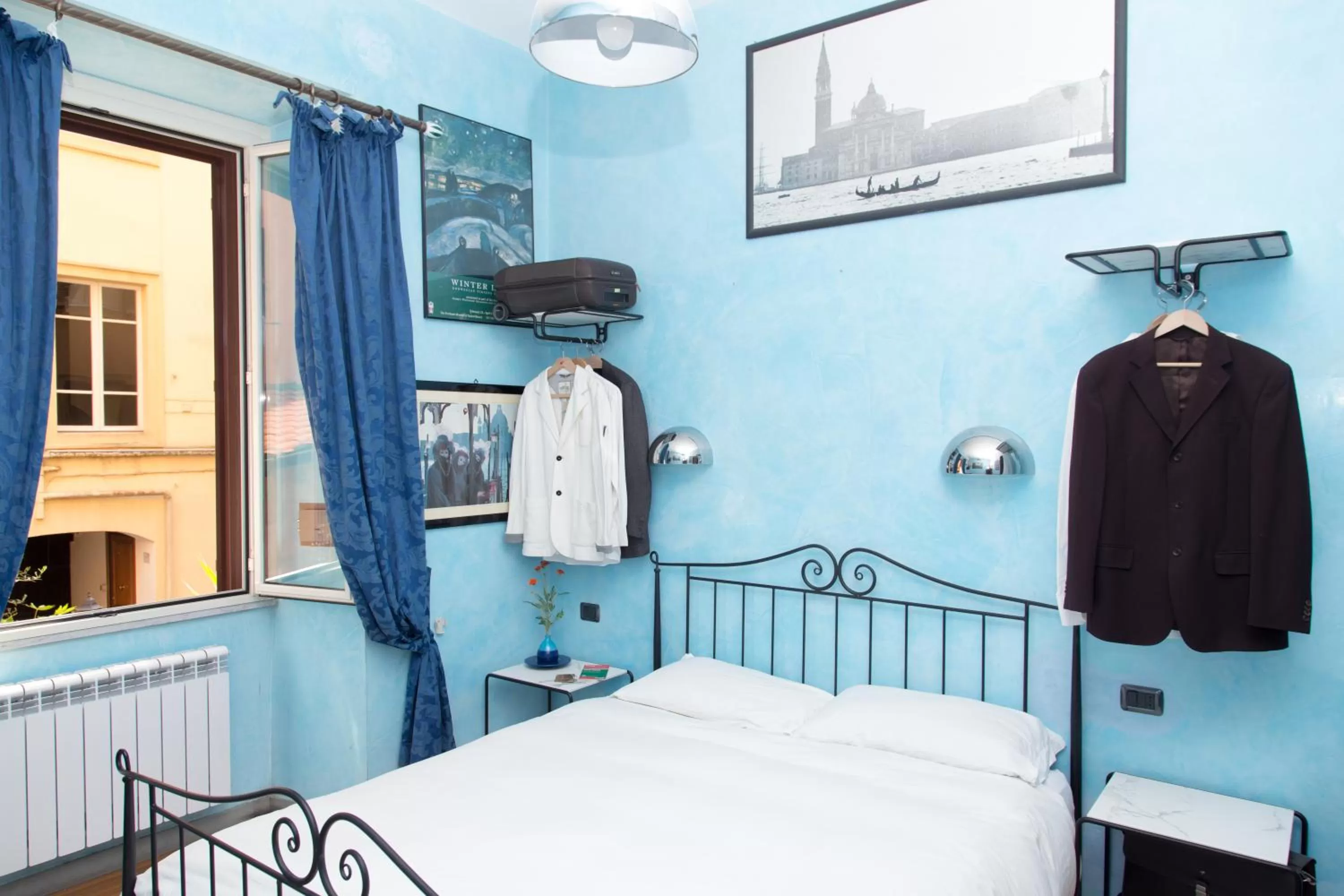 Photo of the whole room, Bed in DomusAmor Colosseo