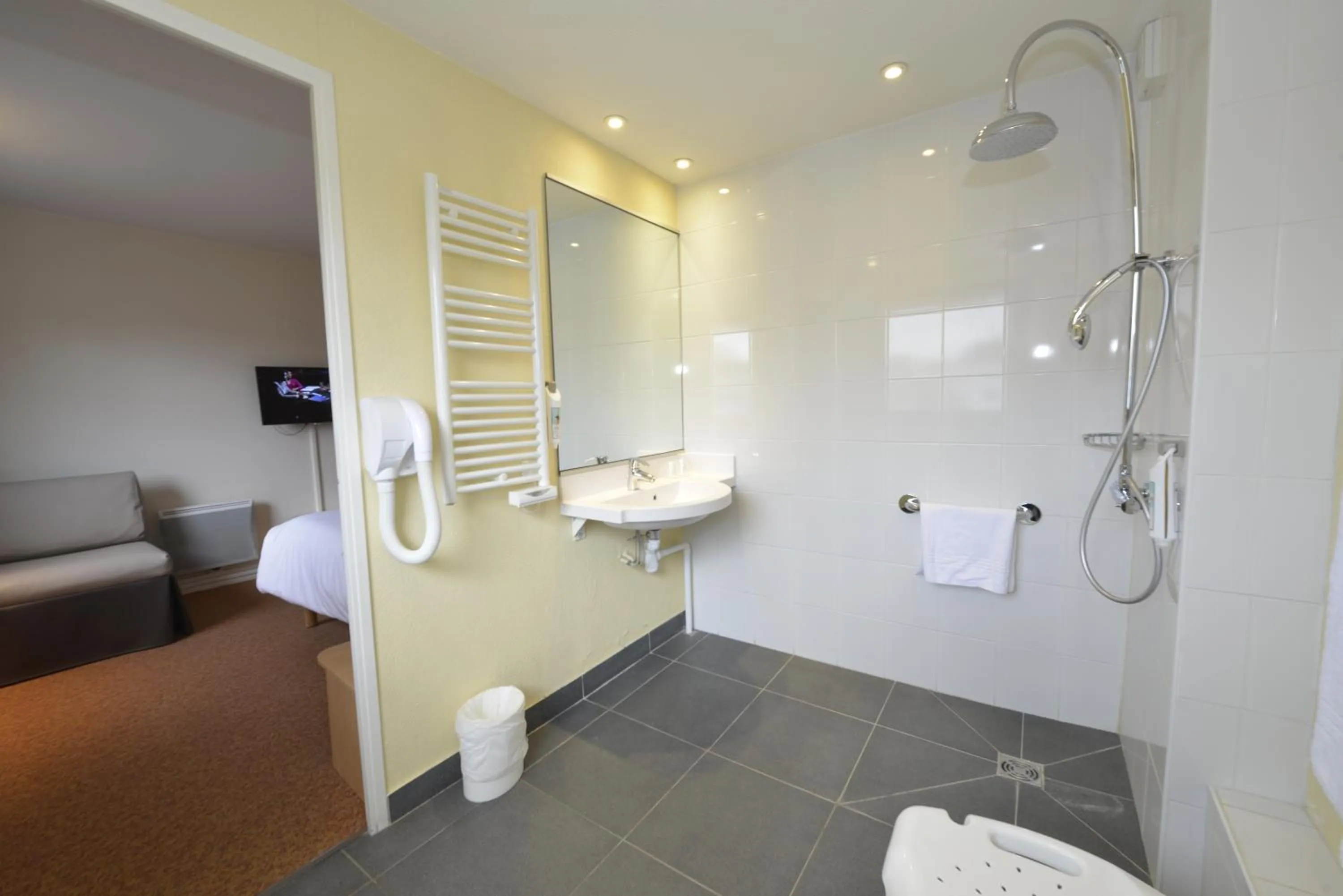 Bathroom in ibis Nanterre La Défense