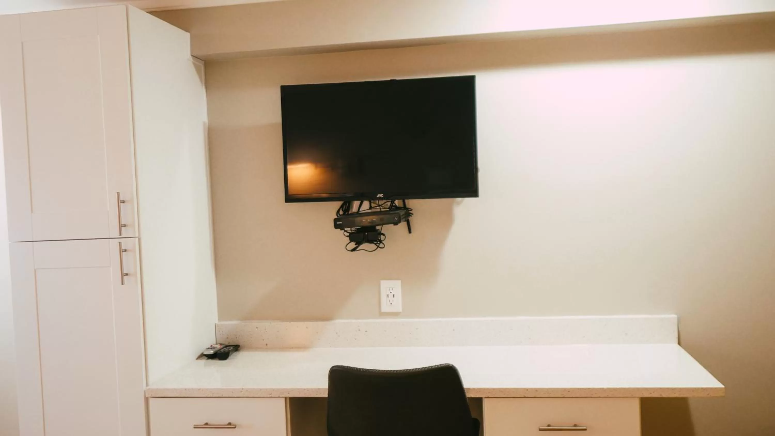 TV and multimedia, TV/Entertainment Center in The Atlantic Motel