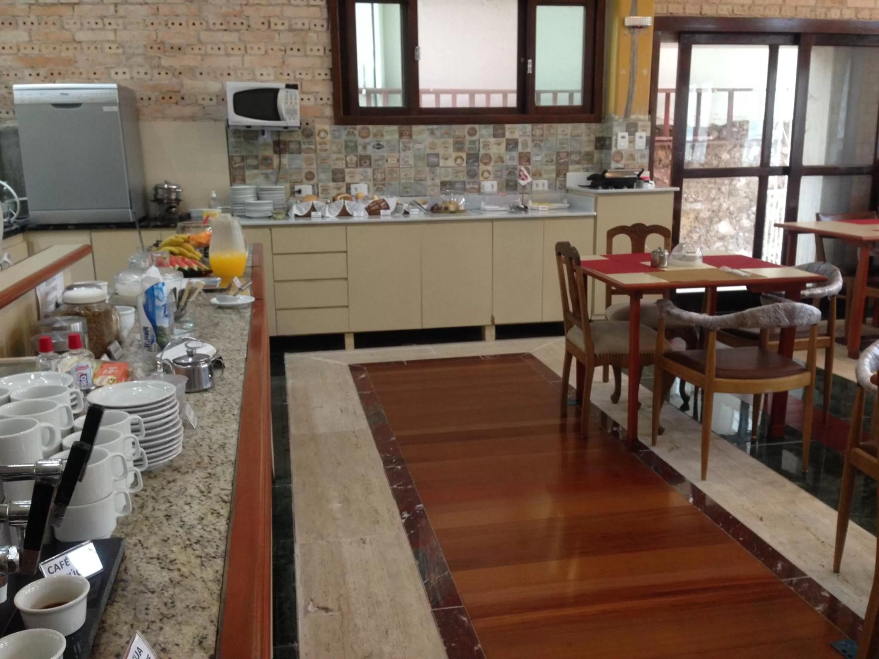 Restaurant/places to eat in Central Palace Hotel