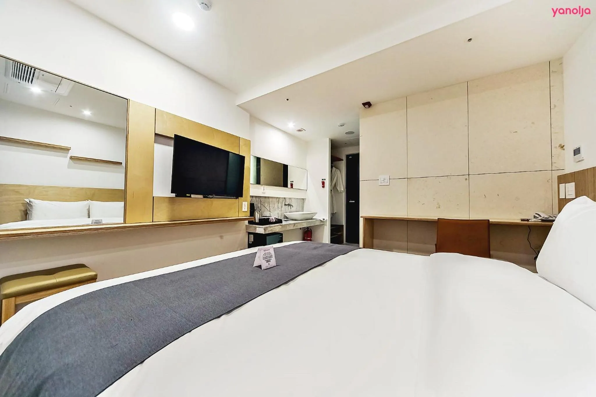 Bed in Hotel Noblestay