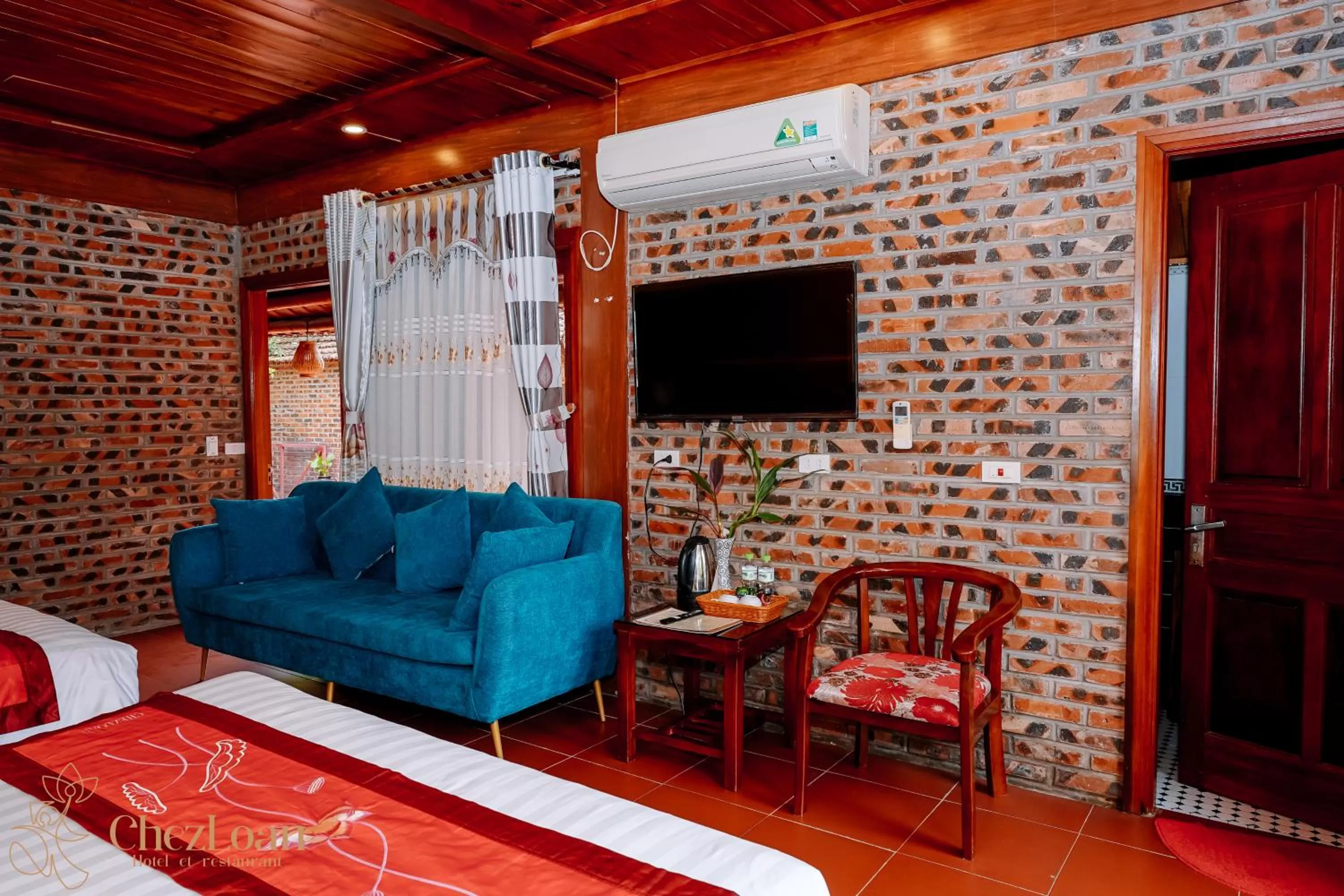 Seating area, Bed in Chez Loan Hotel