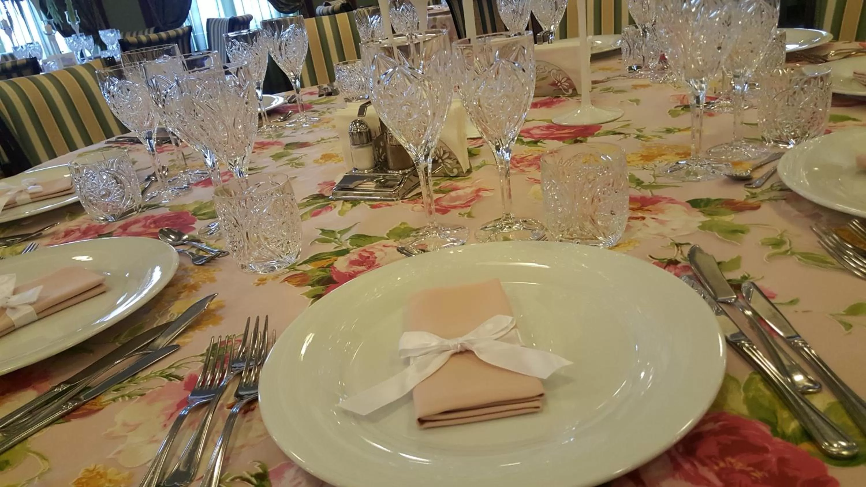 Restaurant/places to eat in Hotel Select