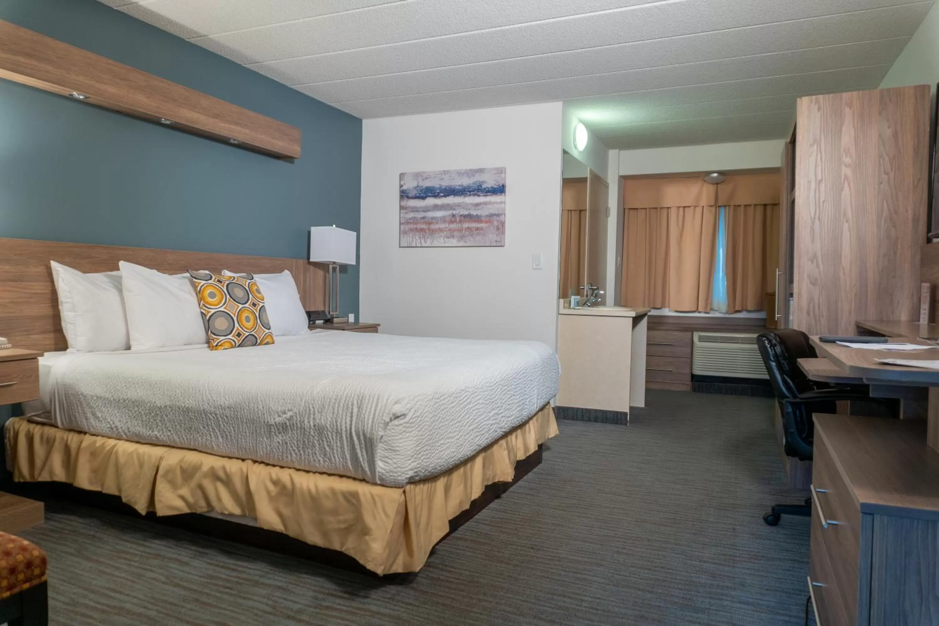 Bed in Days Inn by Wyndham Niagara Falls Centre St By the Falls