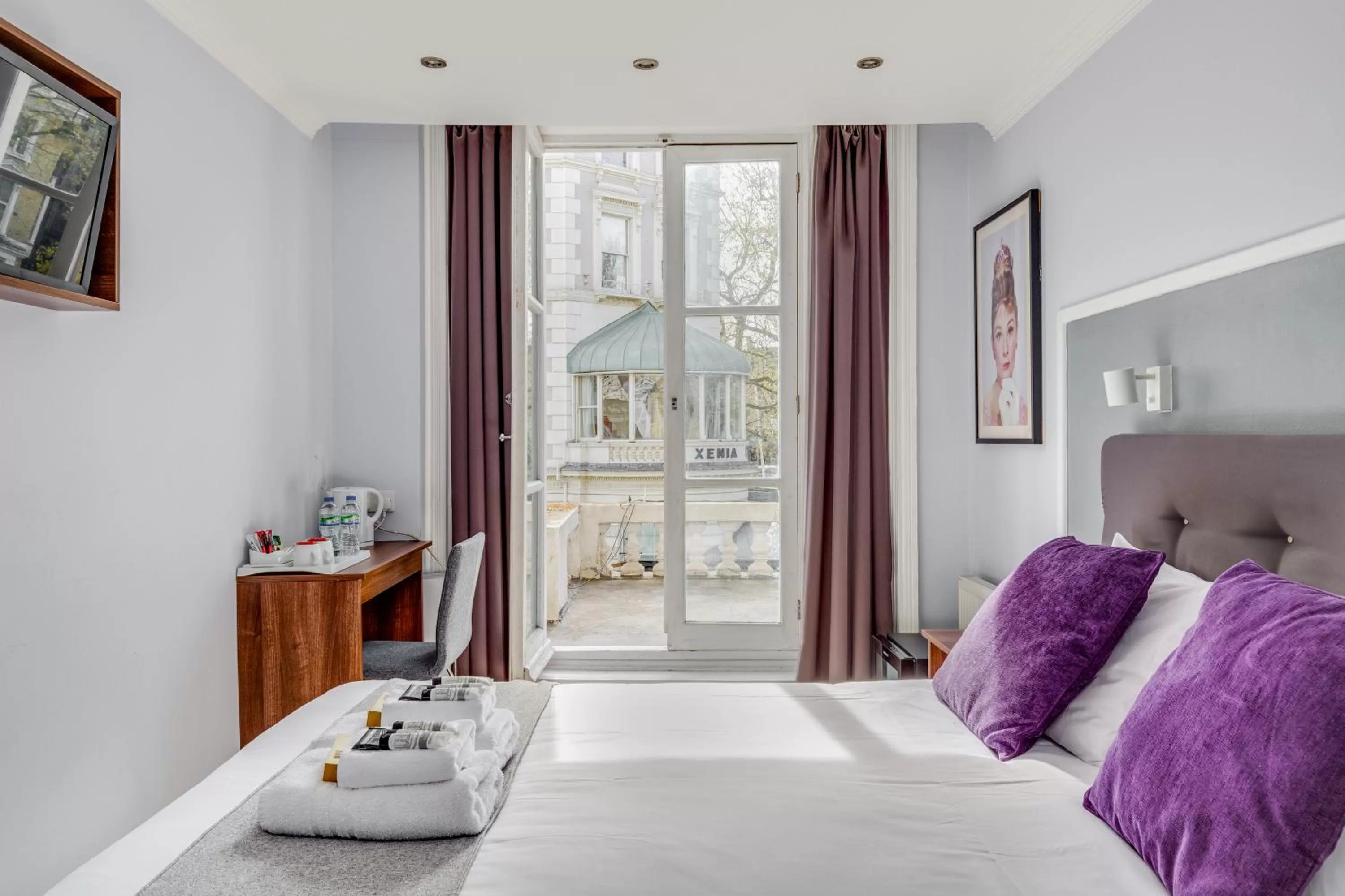 Bed in 1 Lexham Gardens Hotel