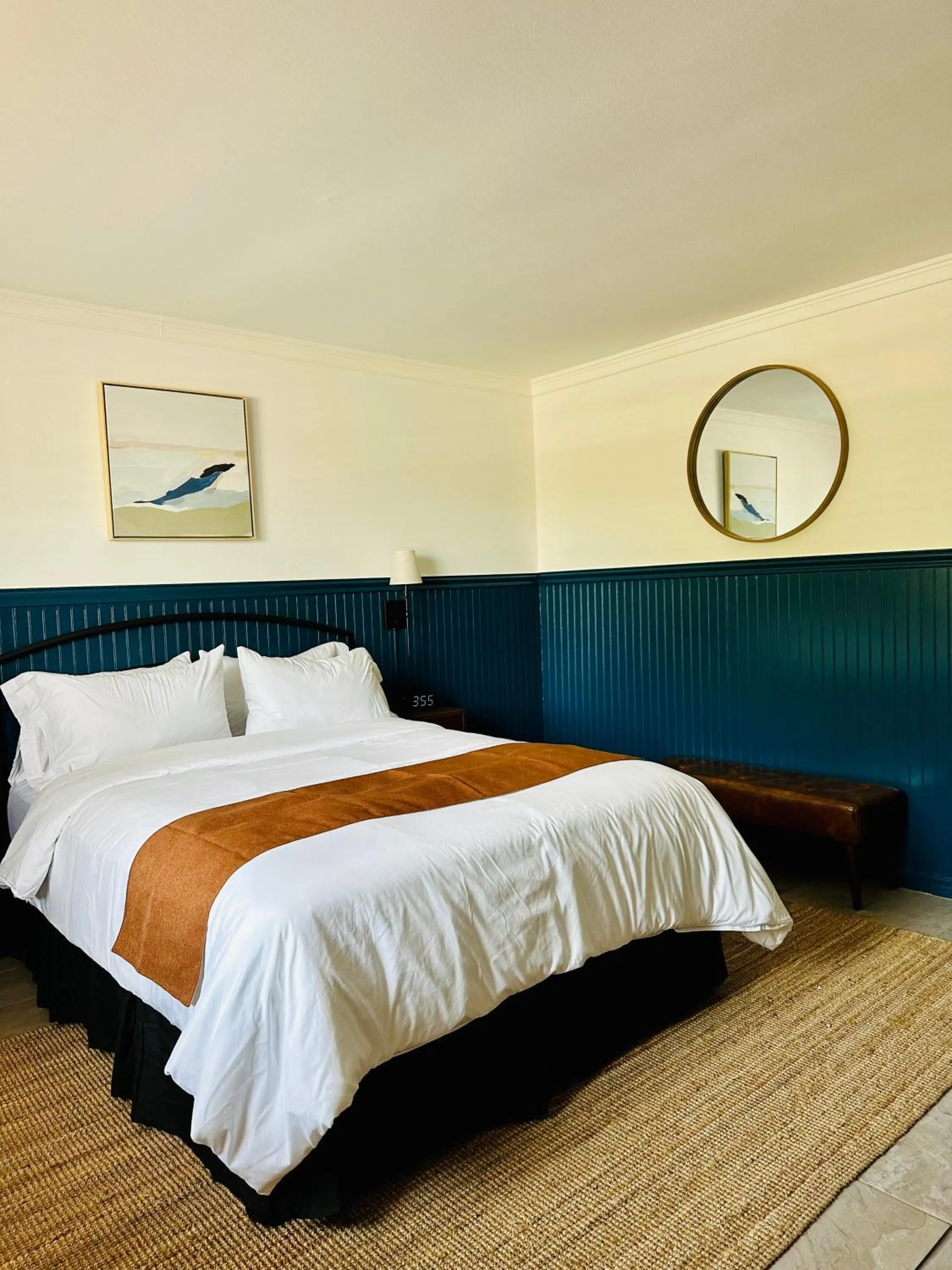 Bed in Budget Host East End Hotel in Riverhead