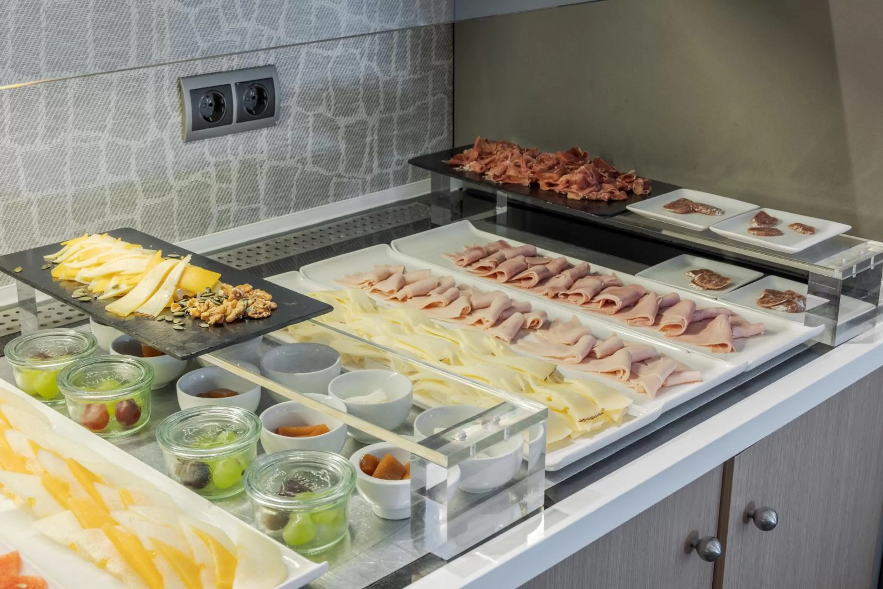 Buffet breakfast in Ilunion Almirante