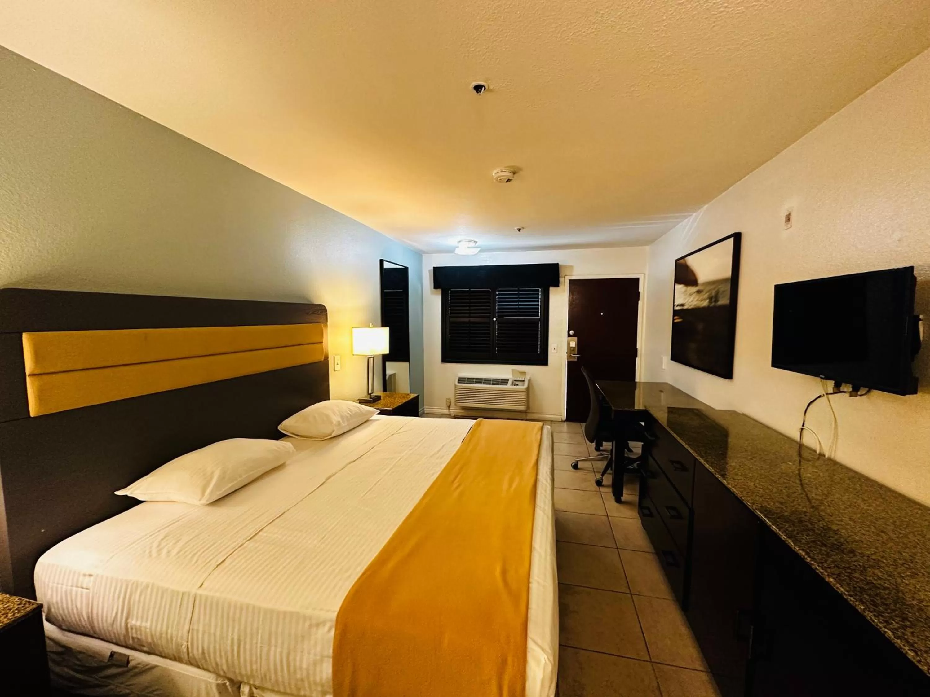 Bed in Casa Blanca Express & Suites - Cypress, Buena Park