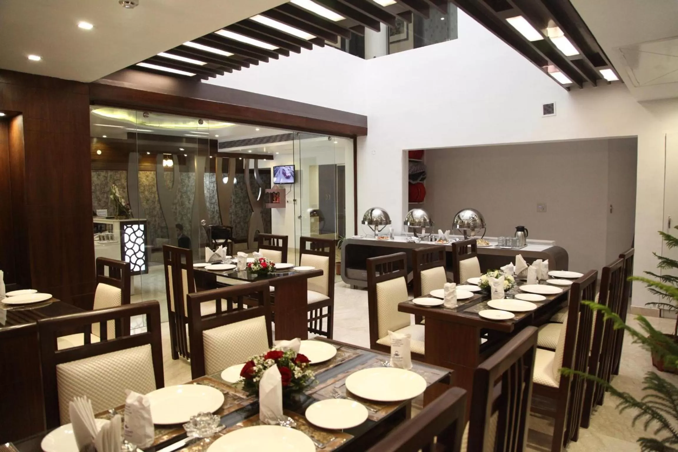 Restaurant/places to eat in Hotel Emerald