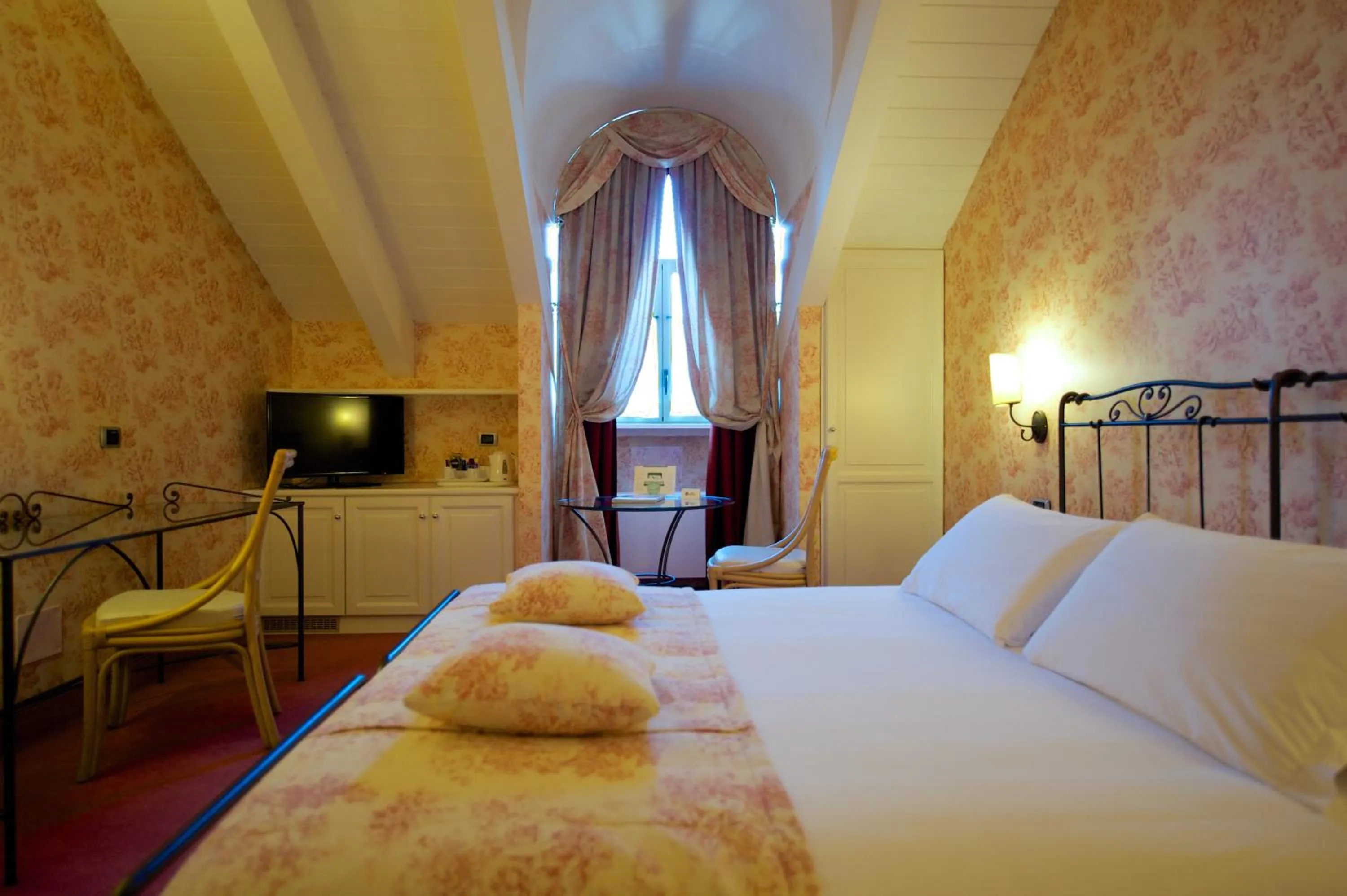 Bed in Best Western Crystal Palace Hotel