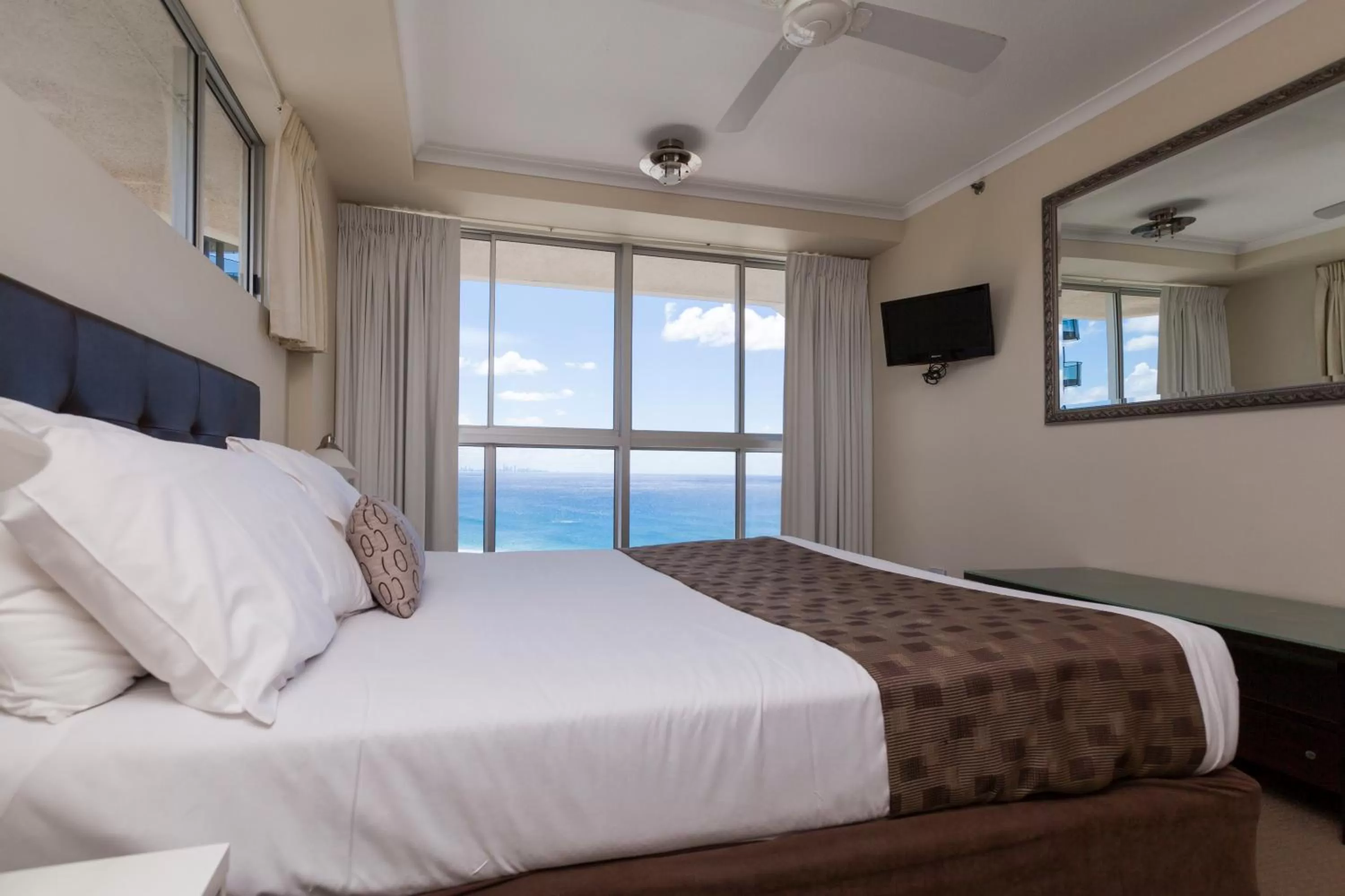 Photo of the whole room, Bed in ULTIQA Points North