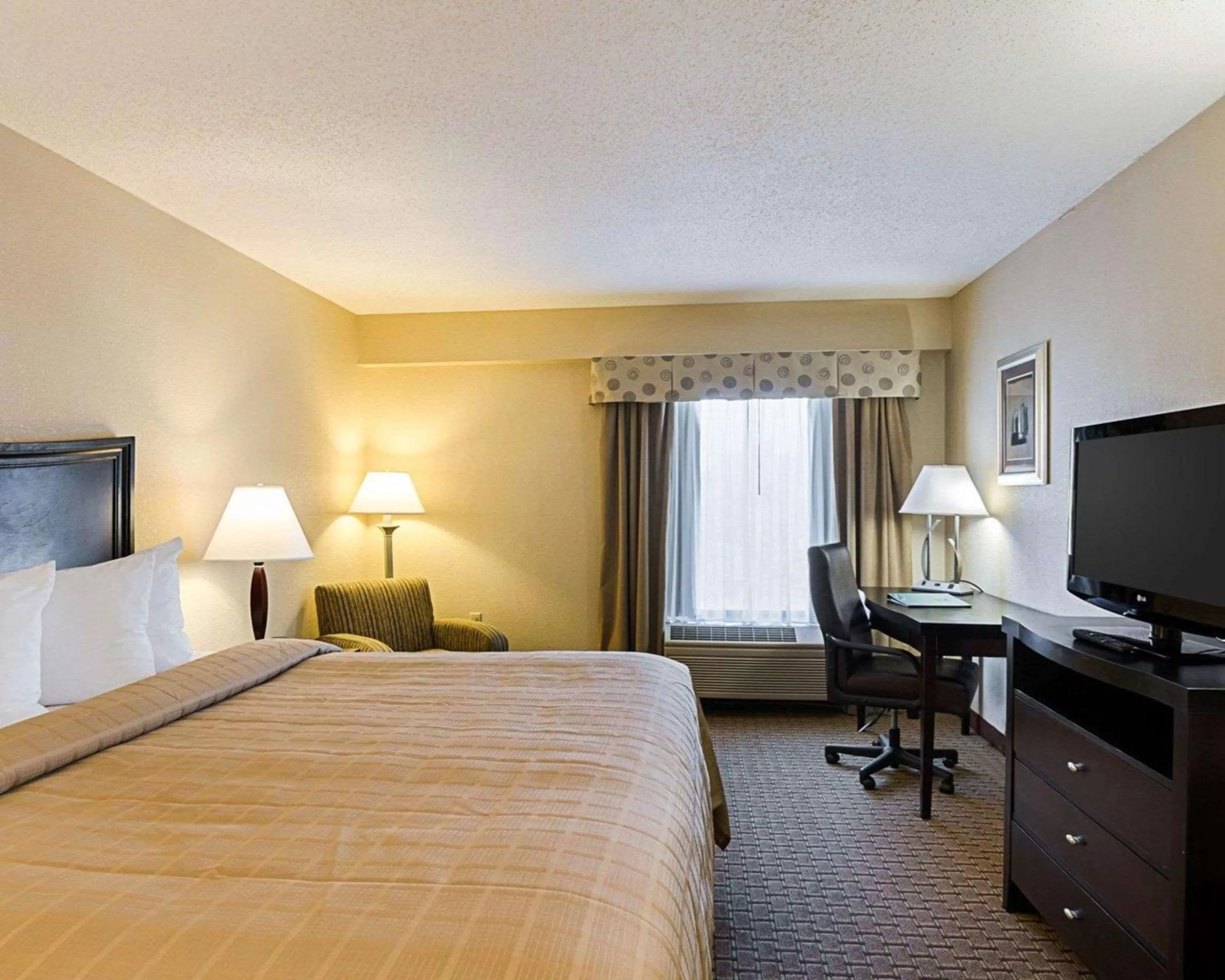 Photo of the whole room, Bed in Quality Inn Troutville - Roanoke North