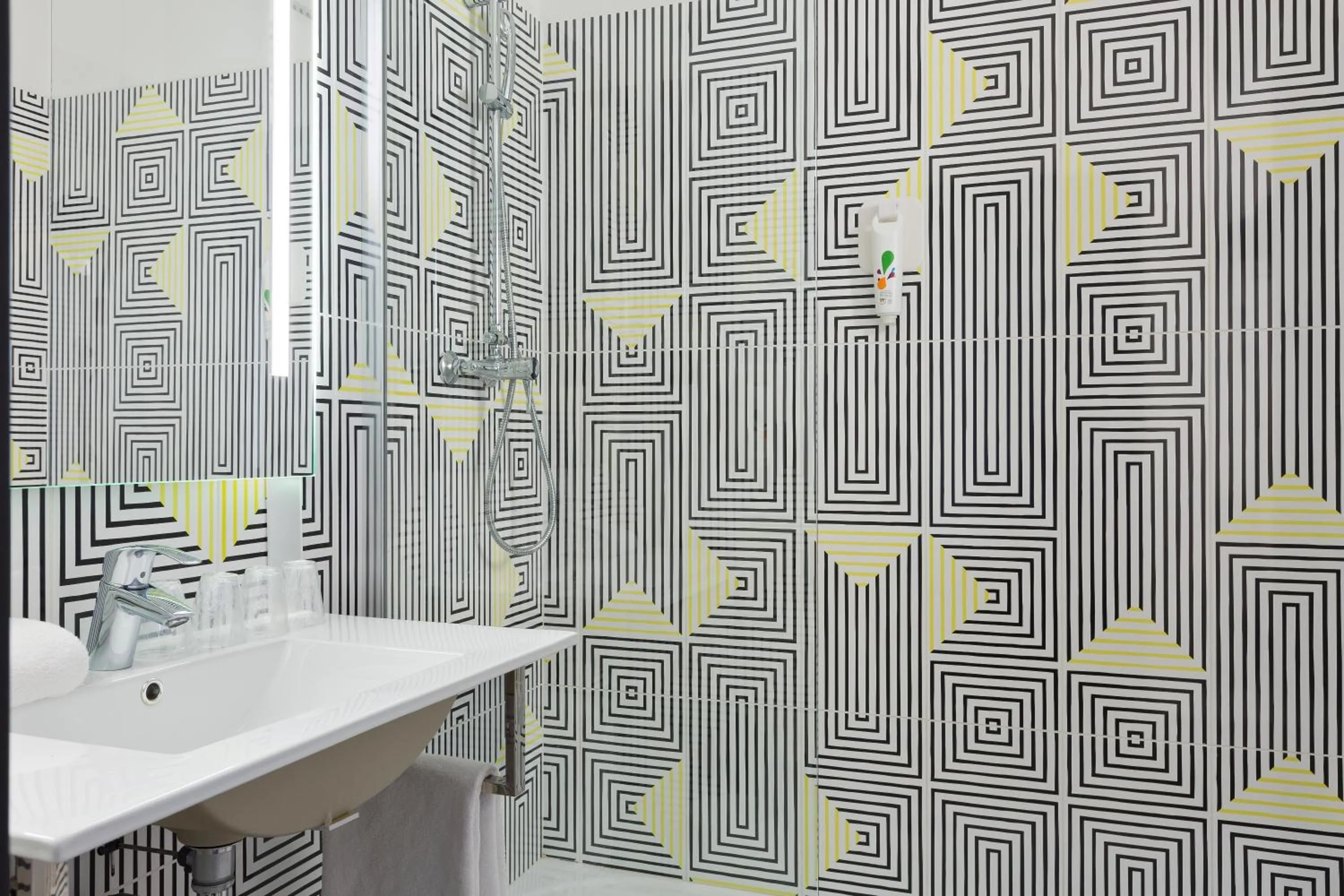 Bathroom in ibis Styles Massy Opéra