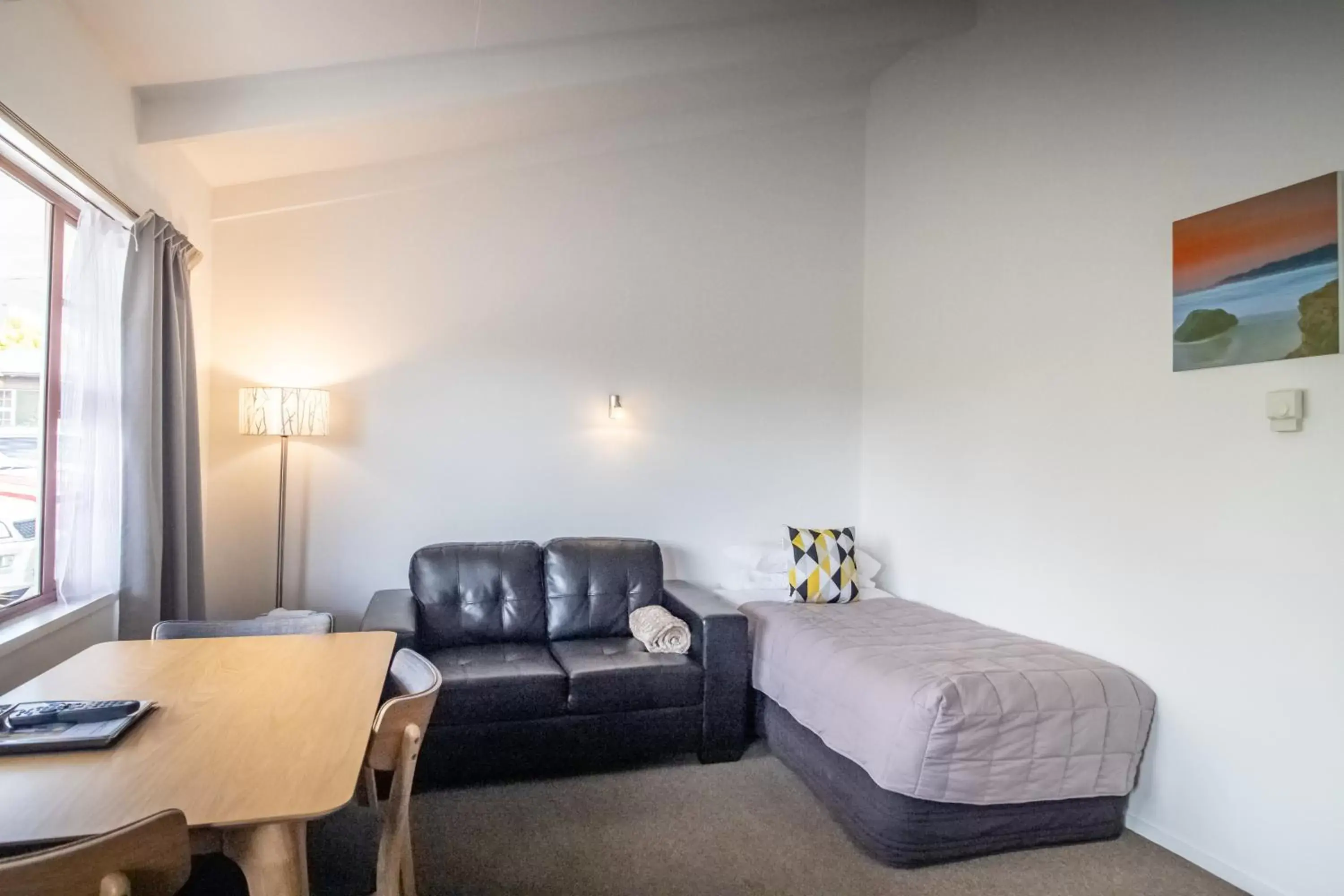 One-Bedroom Apartment in Colonial Lodge Motel One-Bedroom Apartment in Colonial Lodge Motel