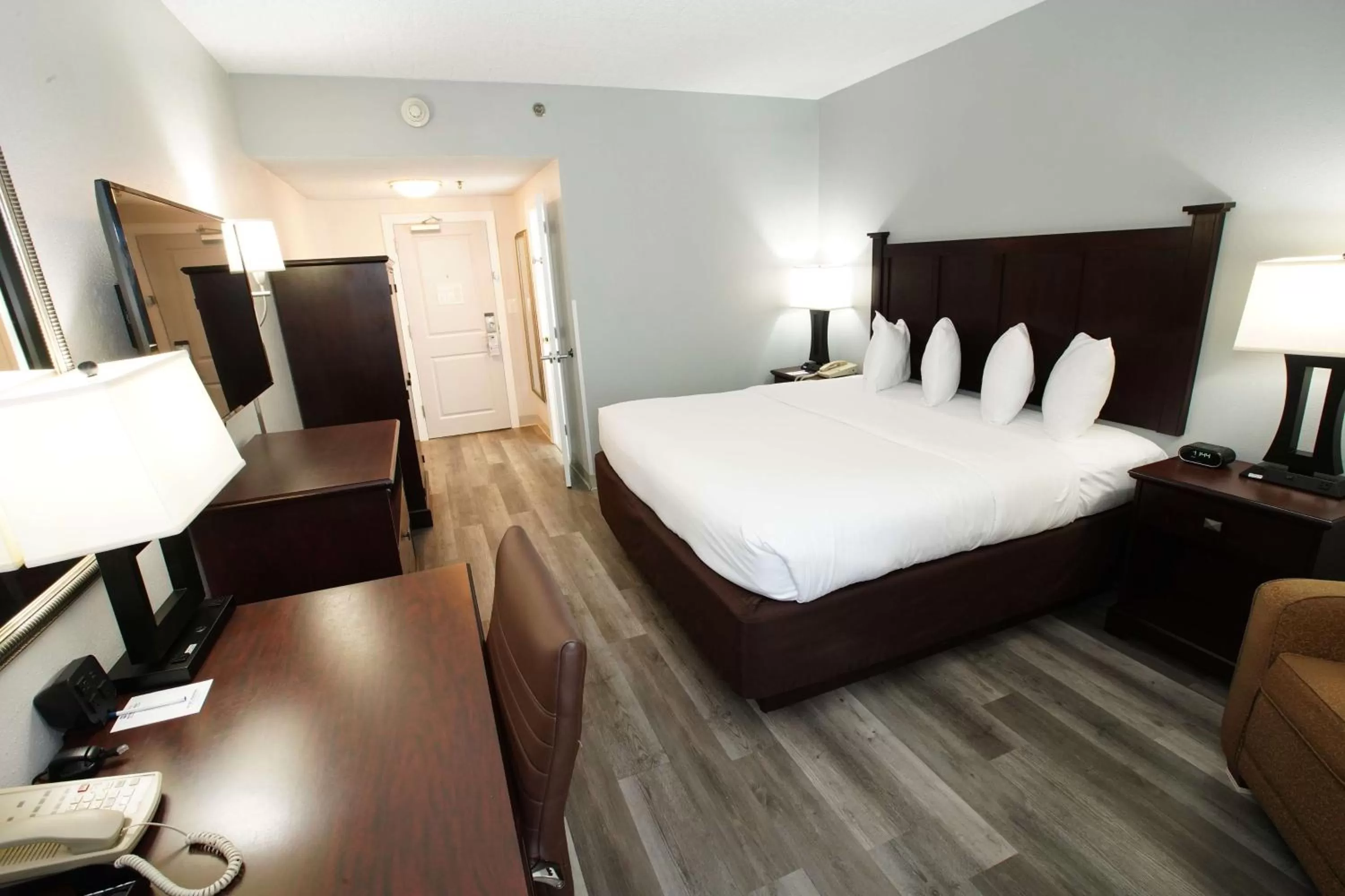 Photo of the whole room, Bed in Best Western Paramus Hotel & Suites