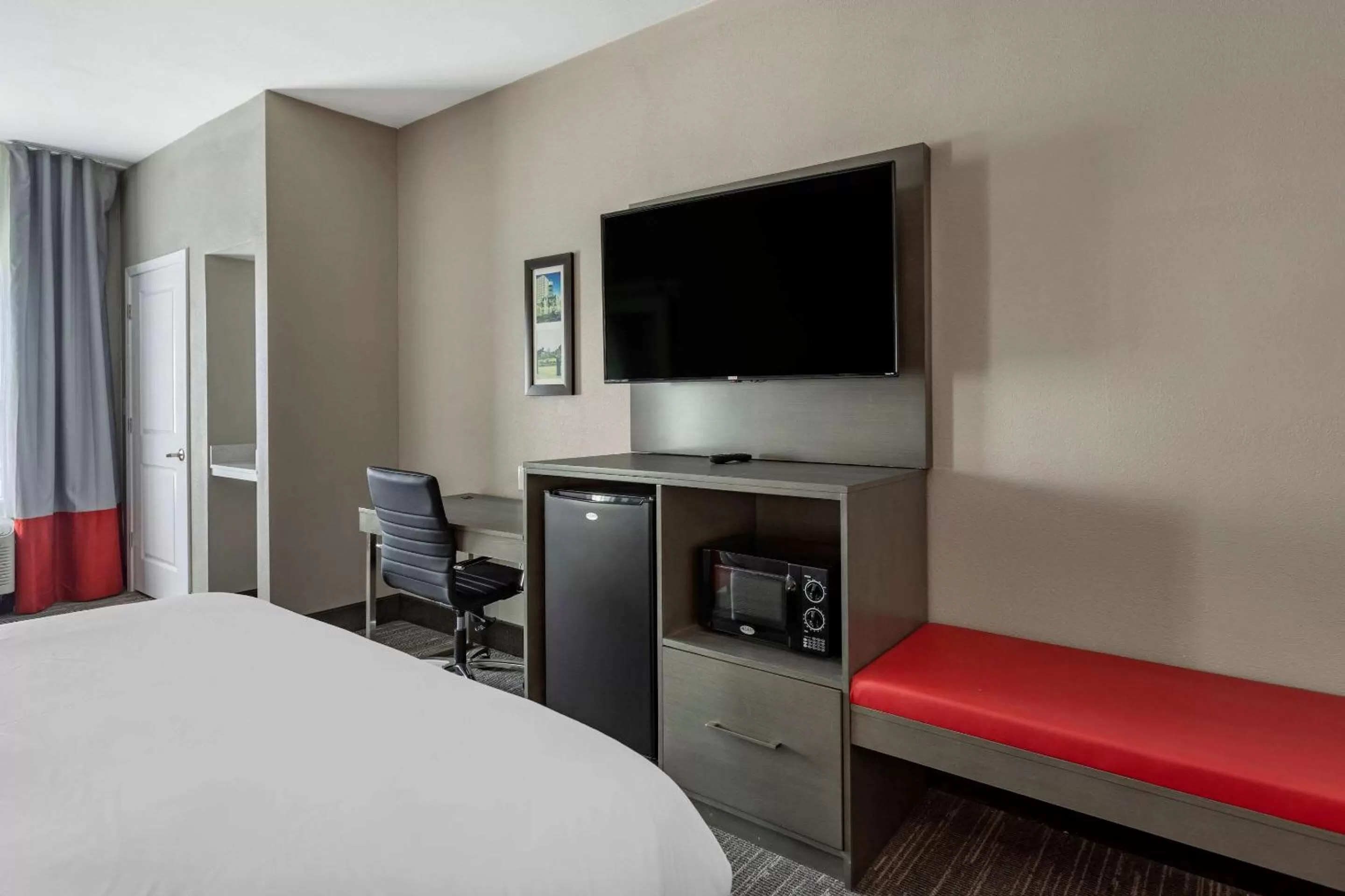 TV and multimedia, Bed in Comfort Inn & Suites