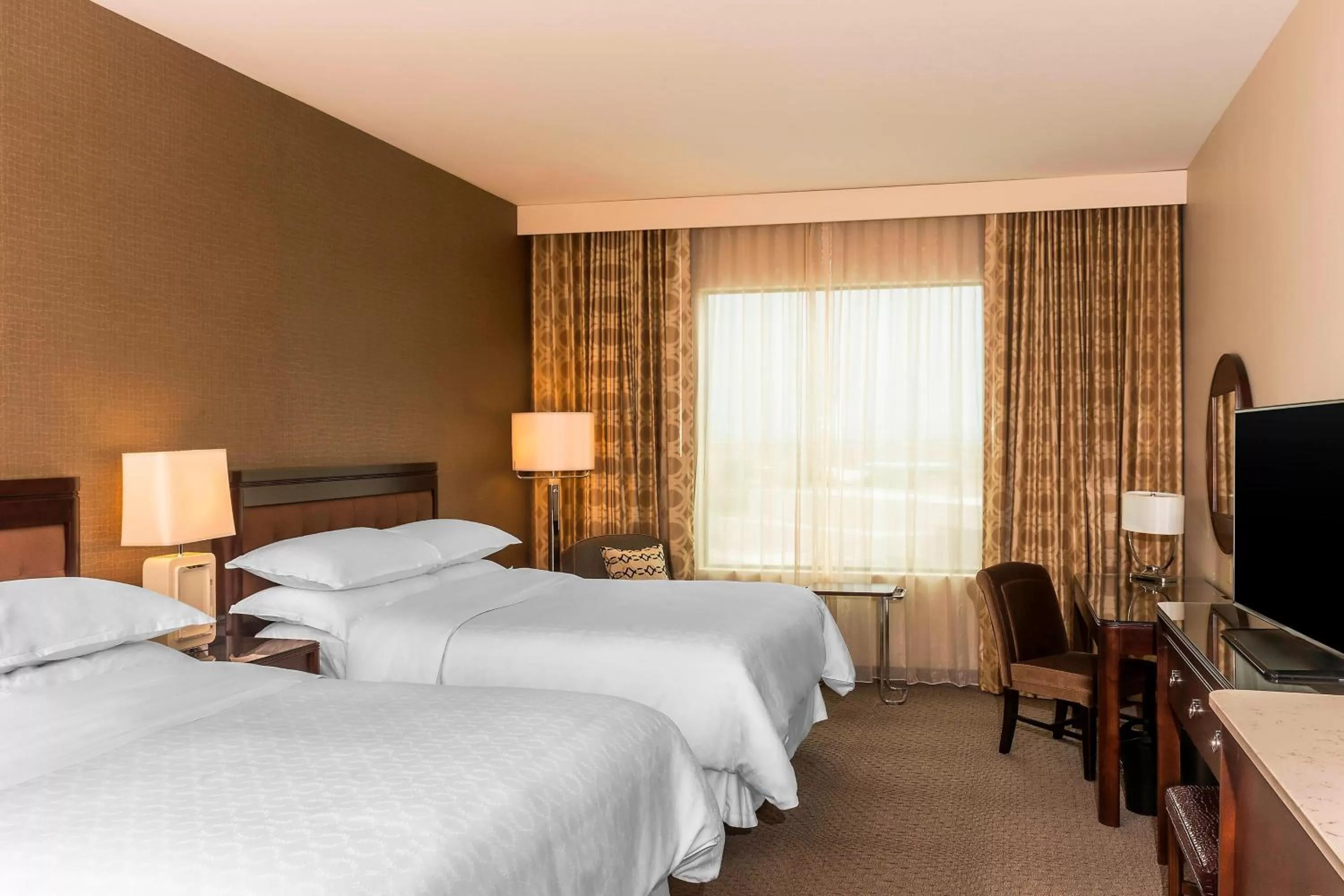 Photo of the whole room, Bed in Sheraton Mesa Hotel at Wrigleyville West