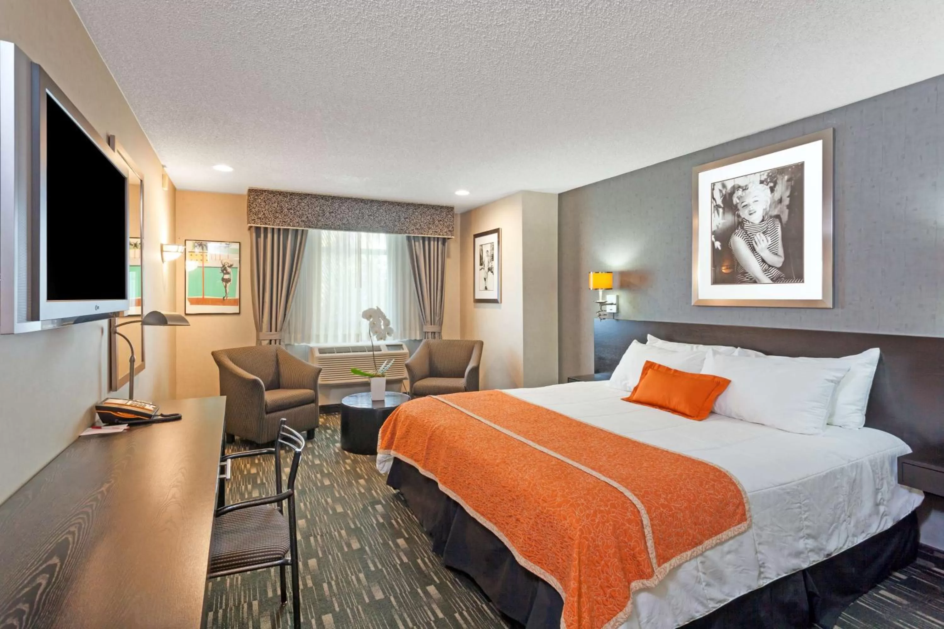 Photo of the whole room, Bed in Ramada Plaza by Wyndham West Hollywood Hotel & Suites