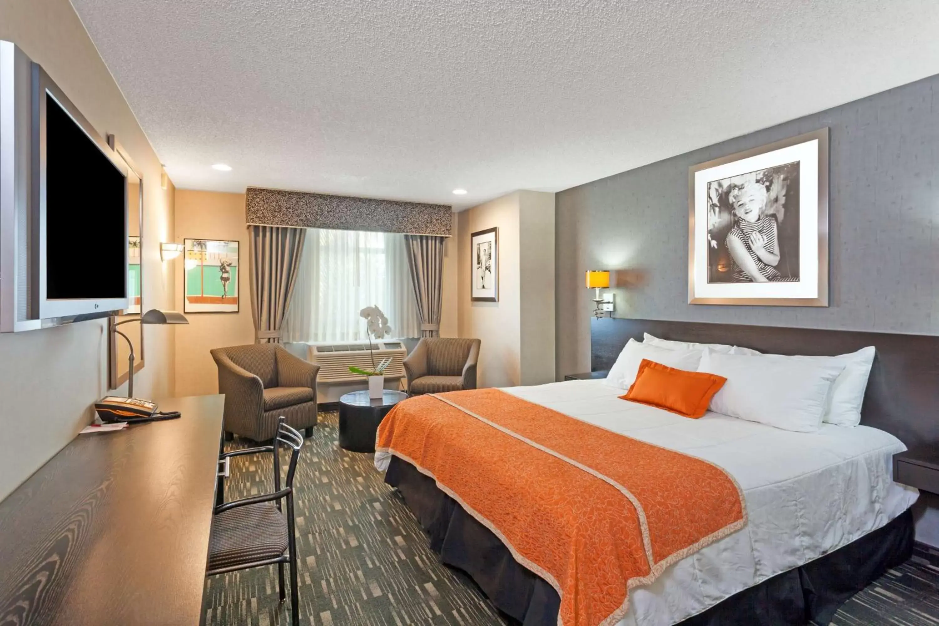 King Room with Mobility/Hearing Impaired Access - Non-Smoking in Ramada Plaza by Wyndham West Hollywood Hotel & Suites King Room with Mobility/Hearing Impaired Access - Non-Smoking in Ramada Plaza by Wyndham West Hollywood Hotel & Suites