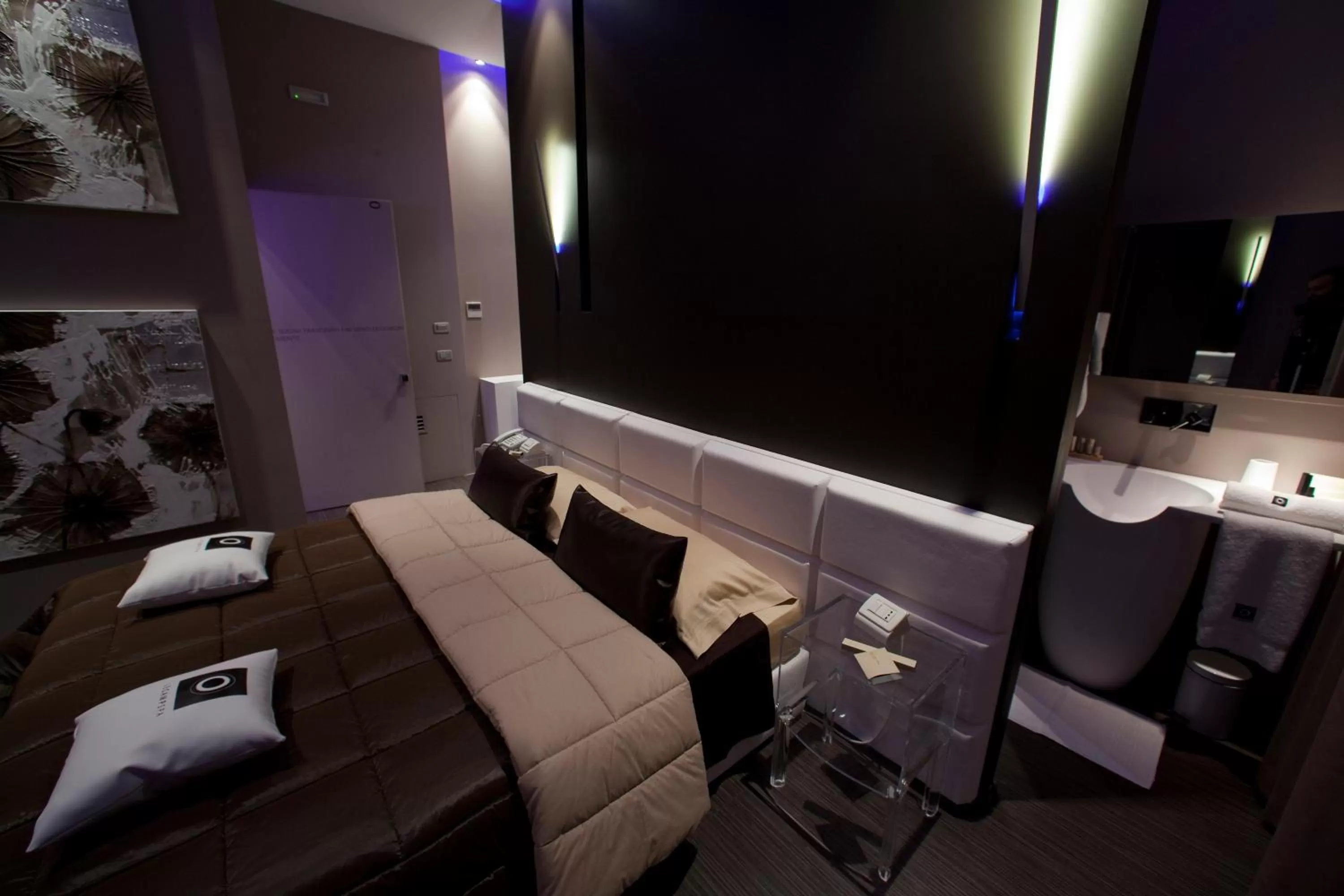 Bathroom, Bed in Le Camp Suite & Spa