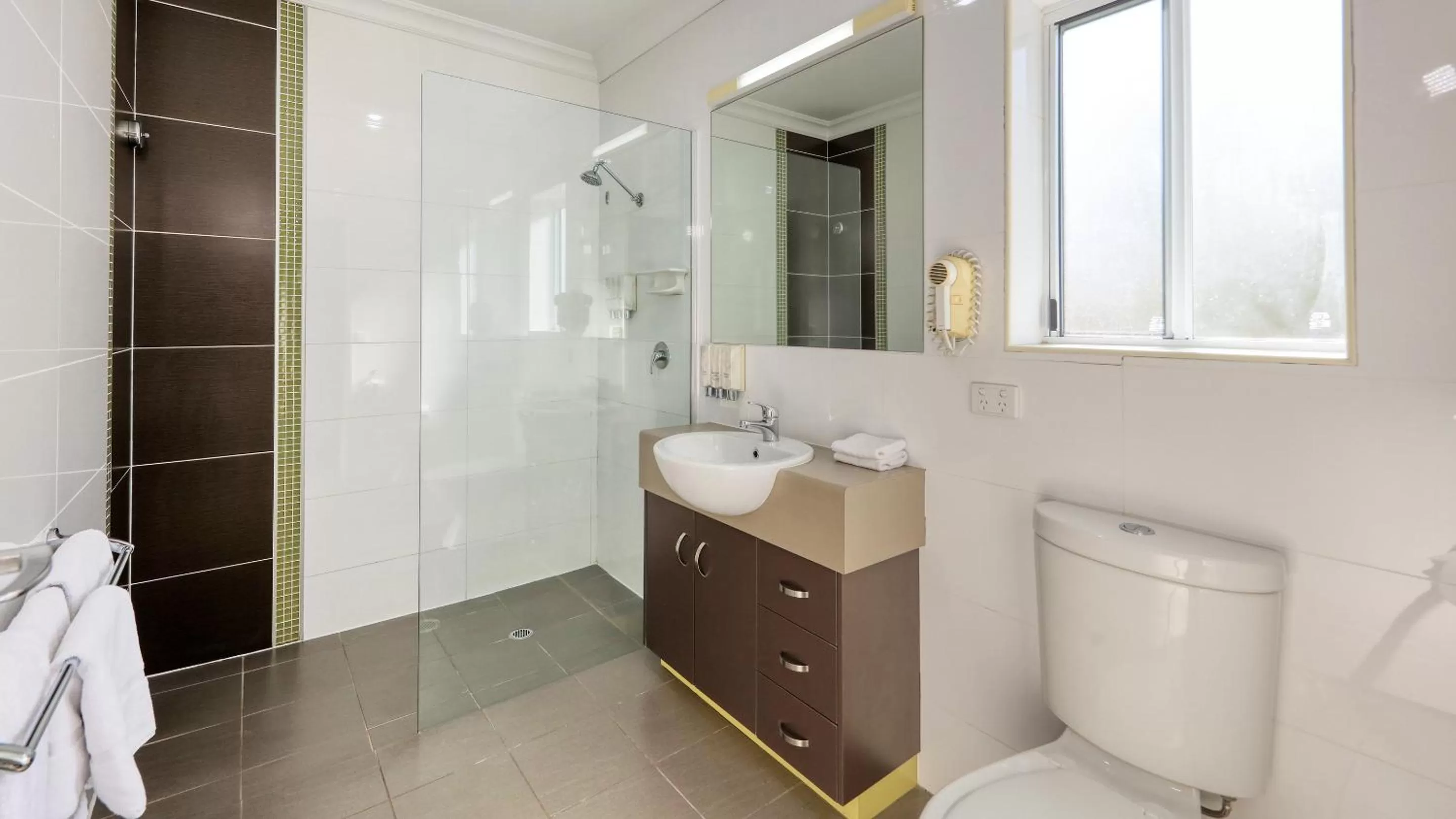 Bathroom in Drovers Motor Inn