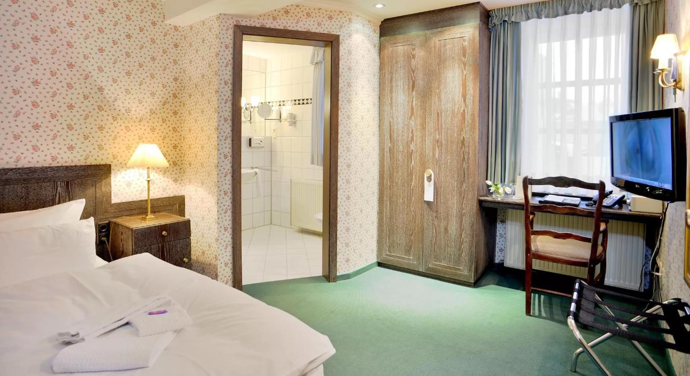 Photo of the whole room, Bed in Stadthotel Patrizier